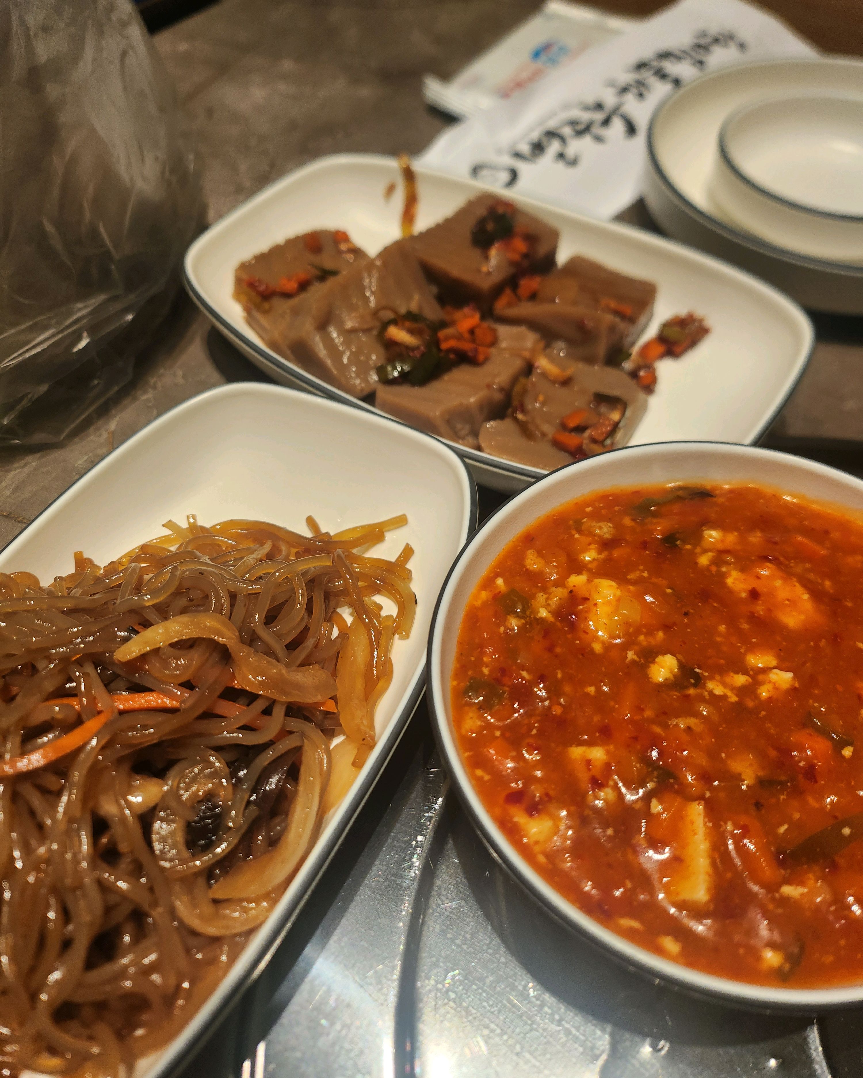 추가 메뉴에 잡채 도토리묵 마파두부 같은 메뉴들이 셀프바에 있어서 좋아요!! - 대전 맛집 별주부해물찜탕