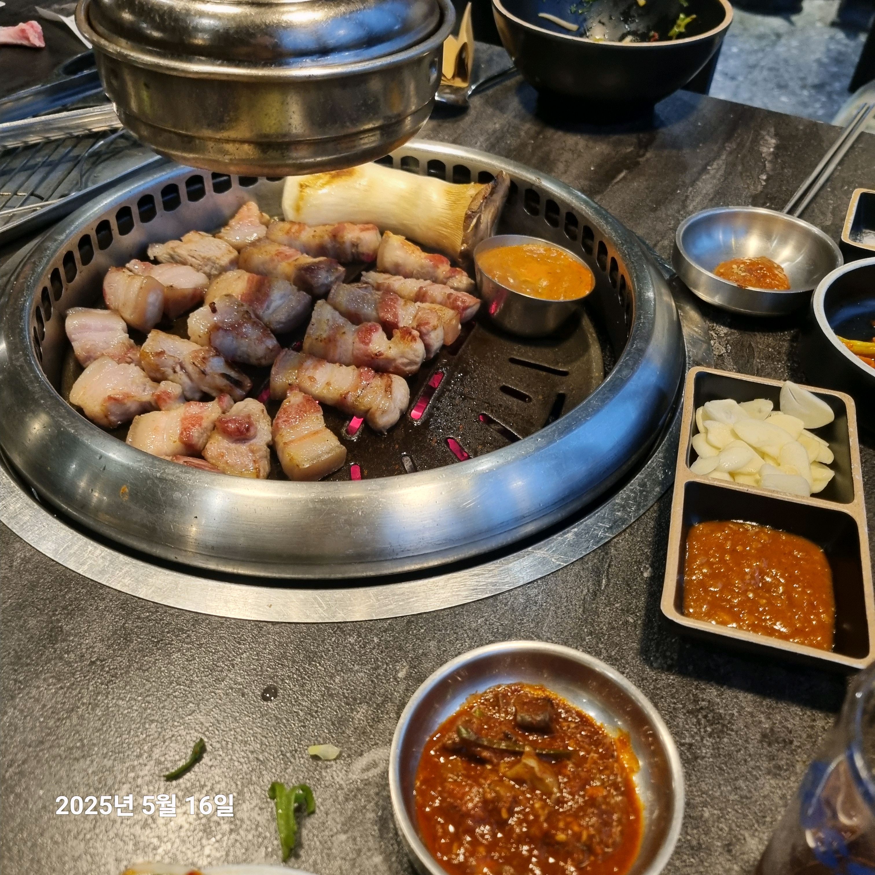 네번째 방문입니다. 고기를 맛있게 구워주시고 친절하십니다. - 제주 맛집 돌담흑돼지 중문점