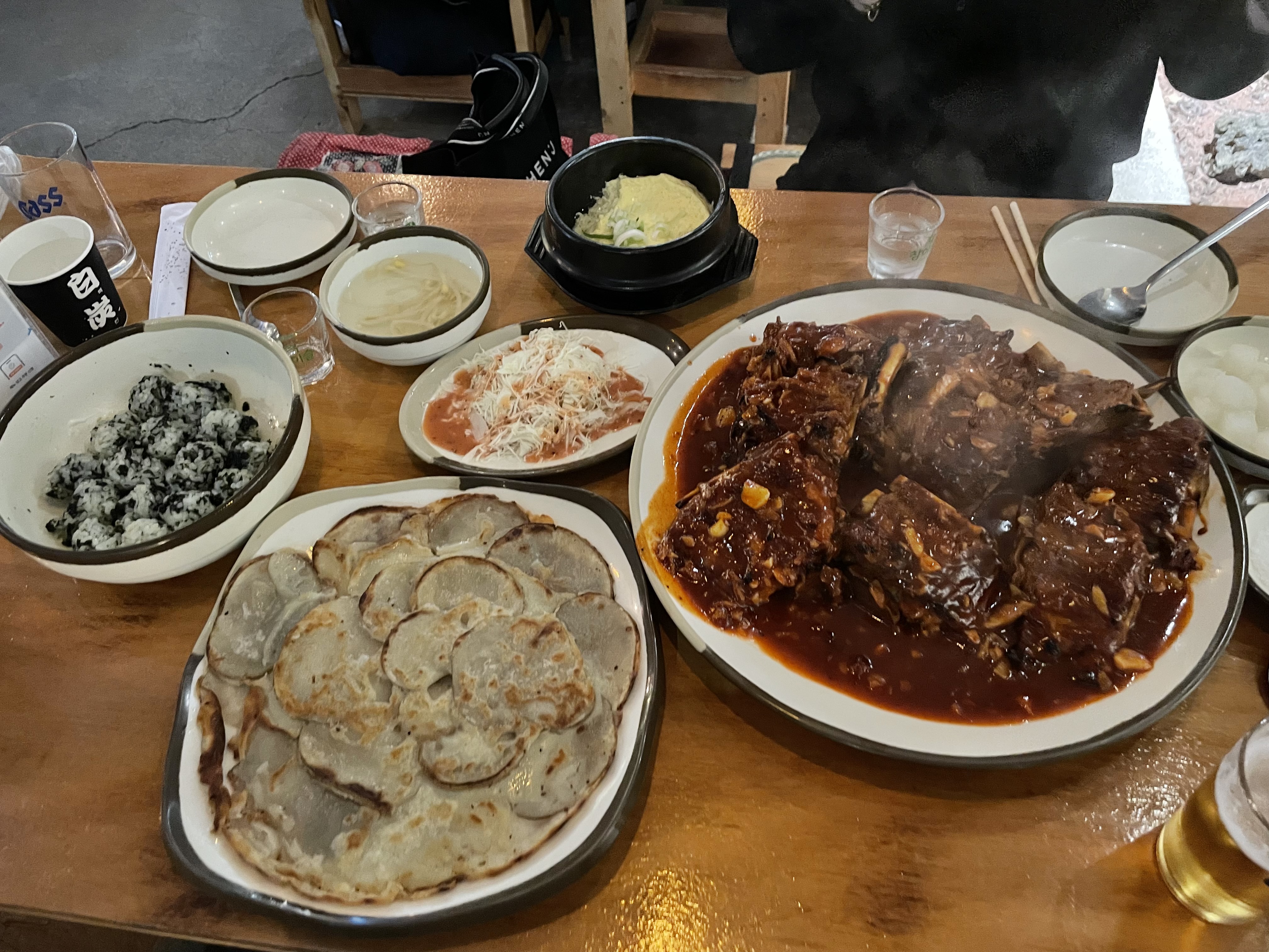 비오는날이라 더 분위기좋았어요~ 배고파서 이것저것 시켰는데 진짜 맛있게 먹었어요👍🏻 추천욥