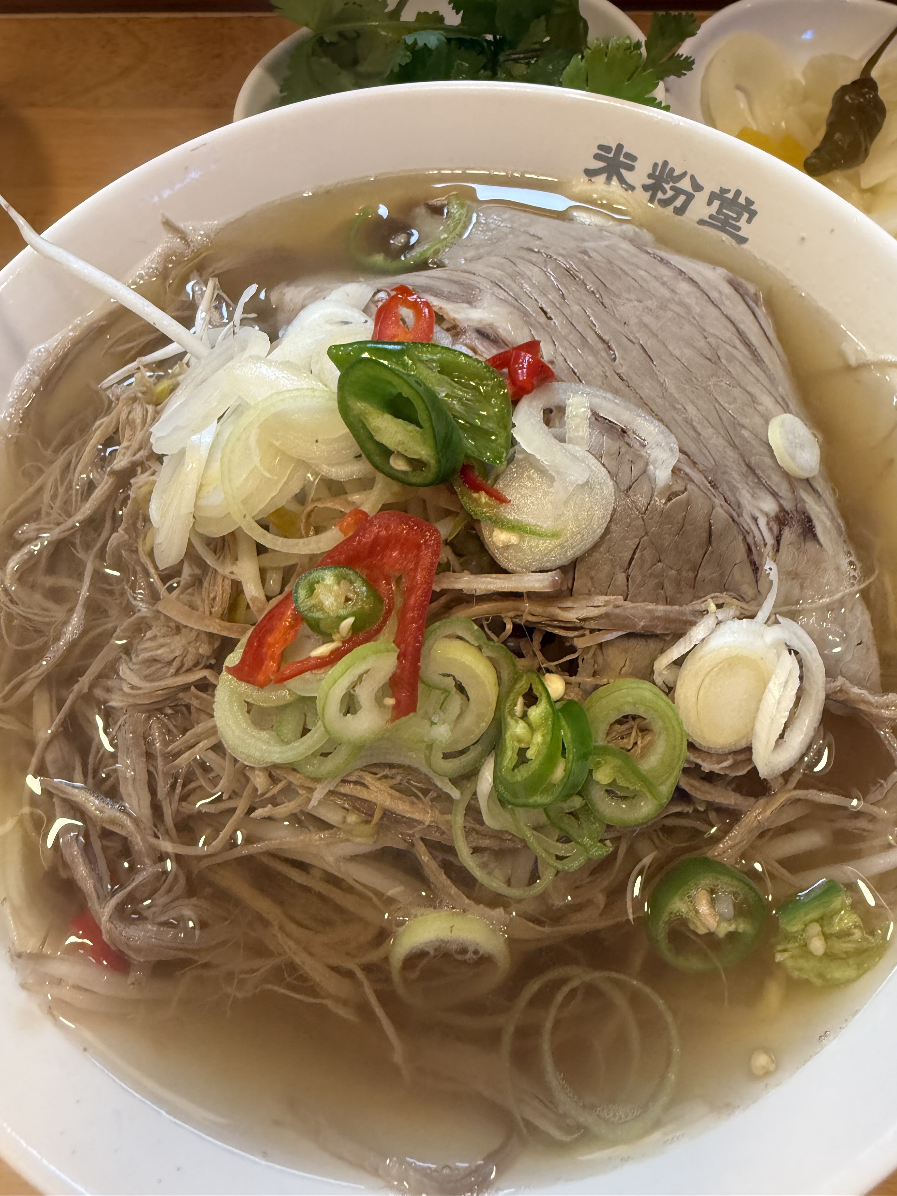 처진하고 깊은 국물 맛이 정말 인상적이었어요. 면도 탱글탱글하고, 고명도 푸짐해서 만족스러