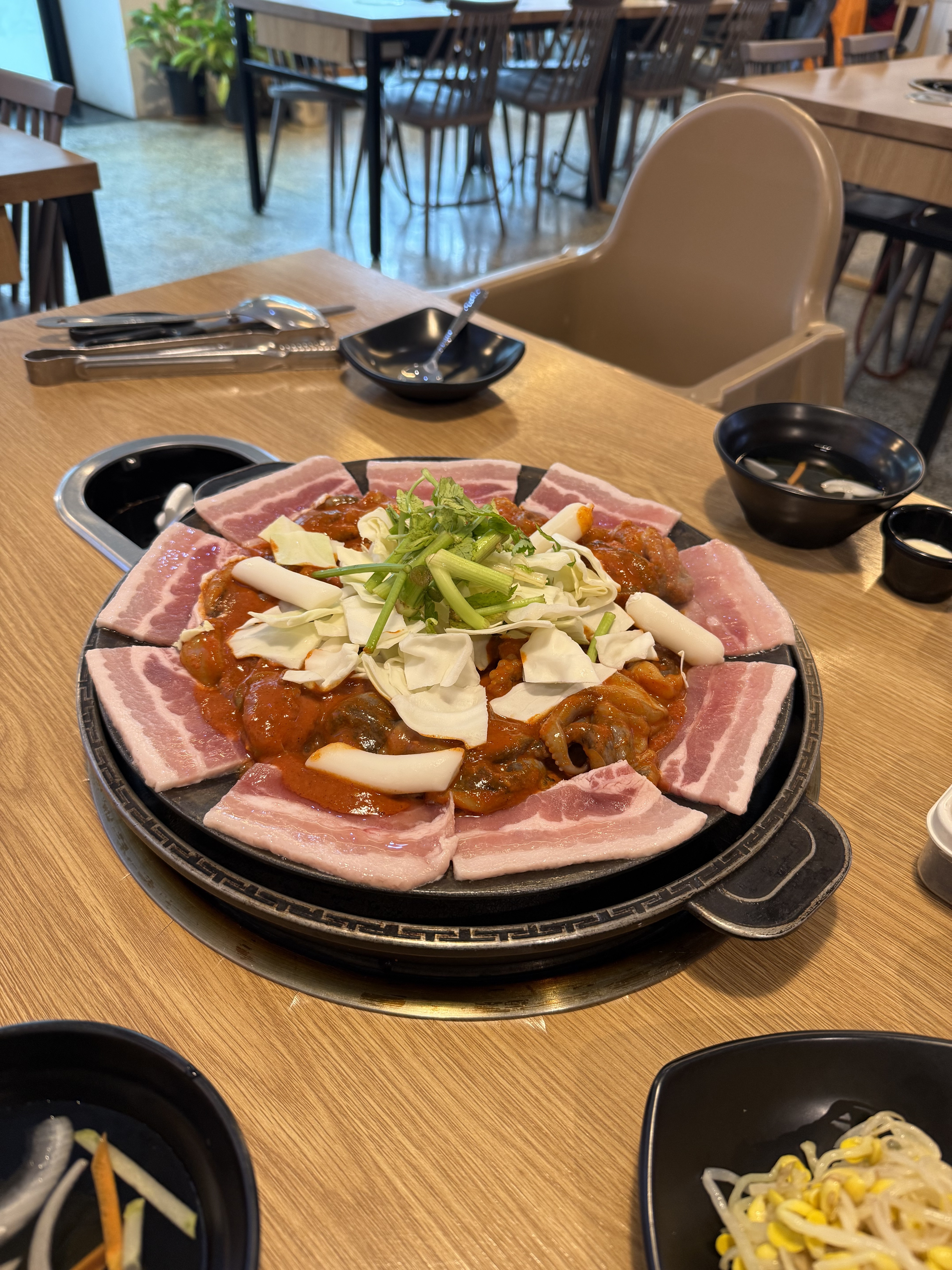 공항에서 찾아왔는데 쭈꾸미도 맛있고 청결하고 깔끔한 매장입니다 - 제주 맛집 매우릉쭈꾸미 함덕점