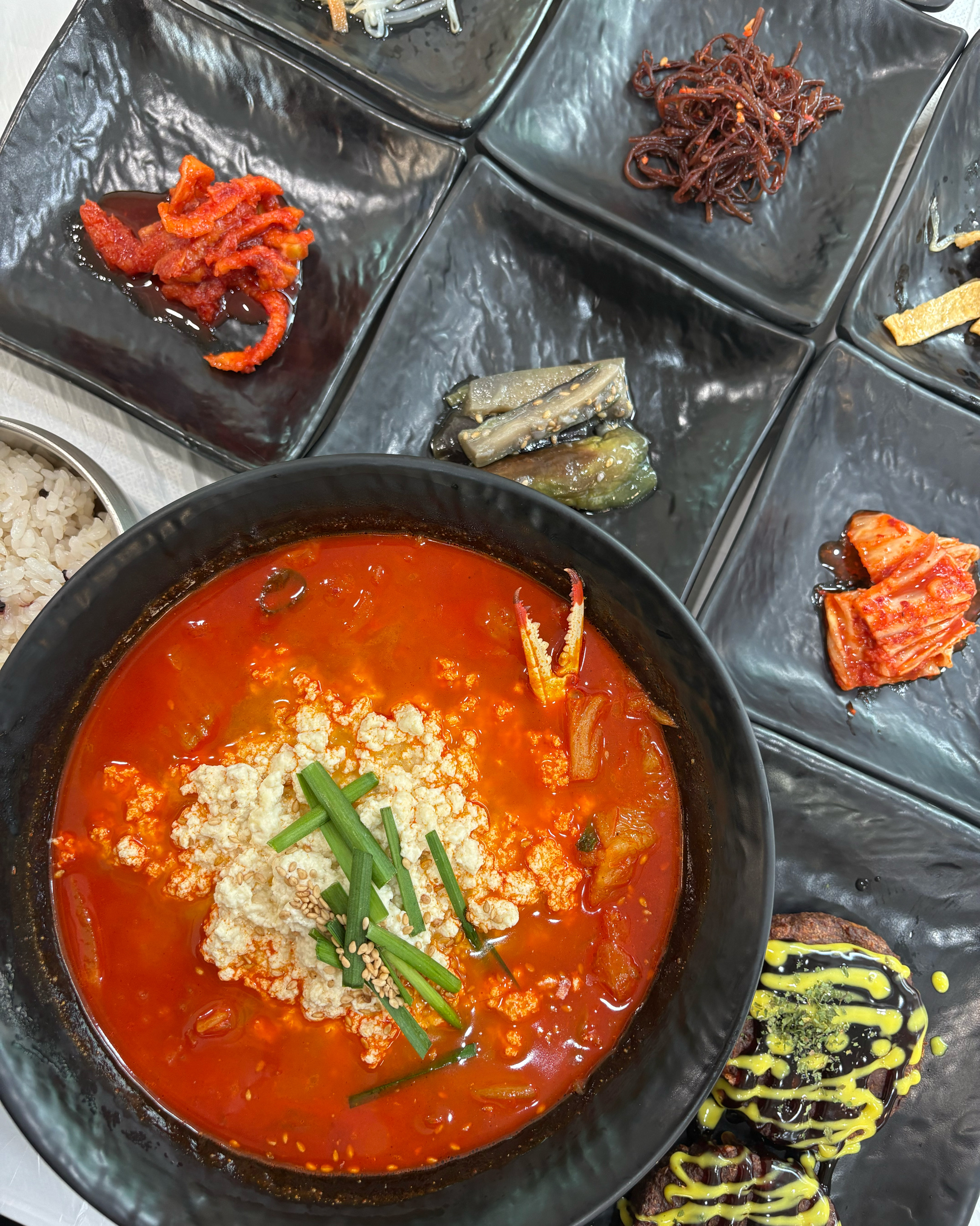 짬뽕순두부 얼큰하고 맛있어요! 속이 확 풀리네요👍👍 반찬도 6가지나 나오는데 하나도 손안가