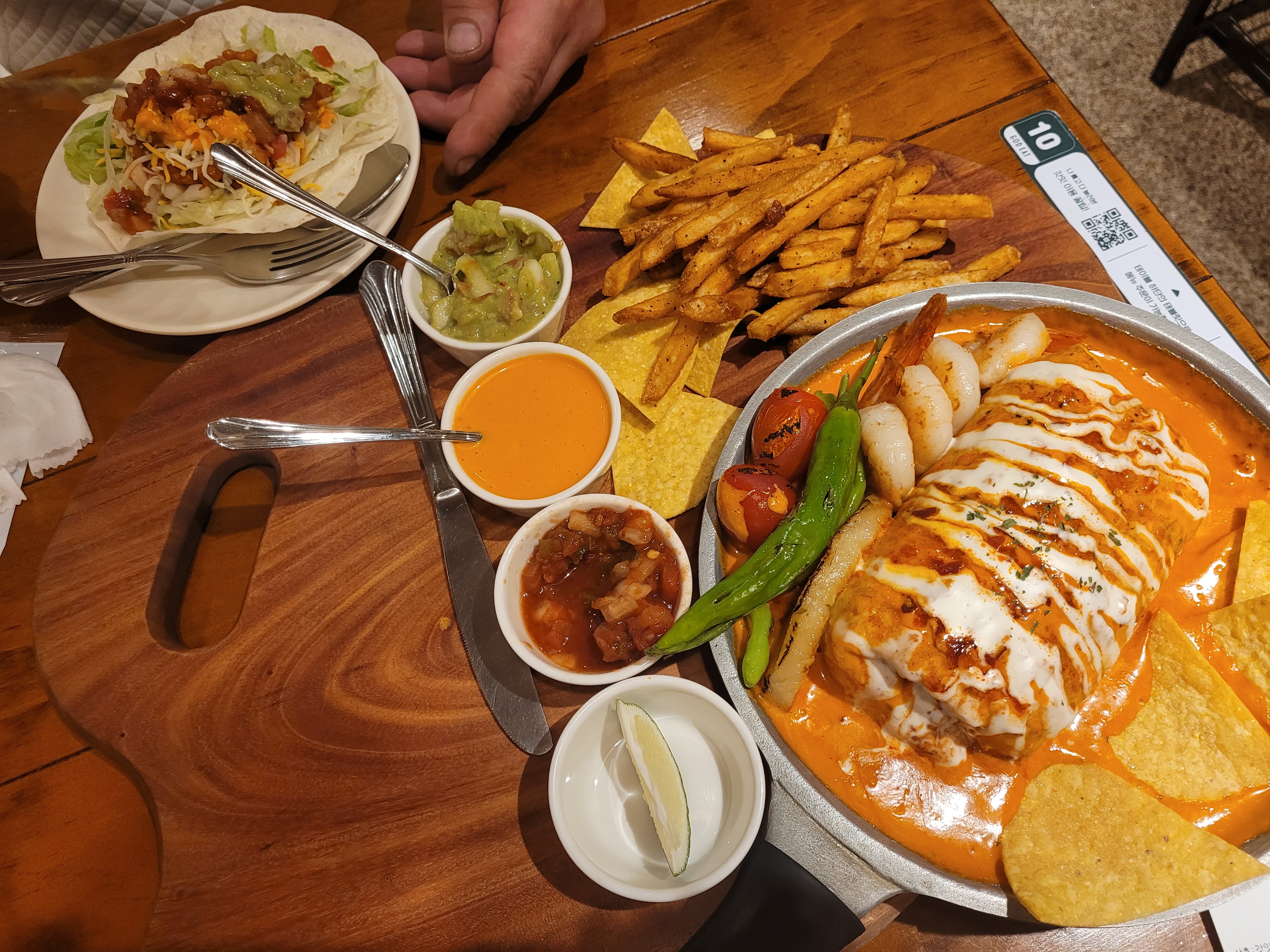 2인이 여러가지 먹기에 좋네요^^타코 좋아하는데 너무 맛있어요 새로나온 불닭세트로 먹었어요
