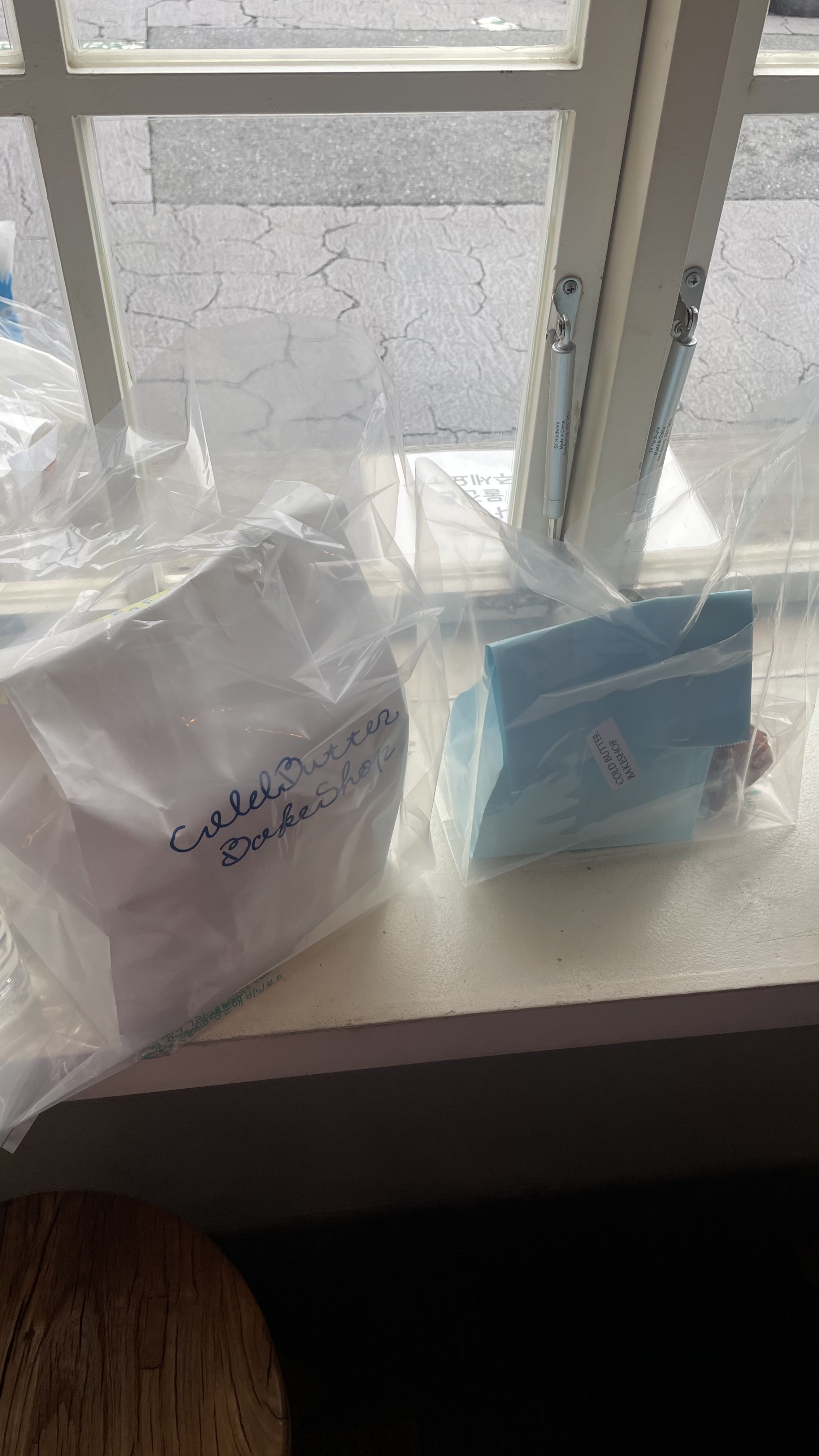 잠깐 기다리고 샀어요 냄새부터 너무 맛있어요… - 대전 맛집 콜드버터베이크샵 본점