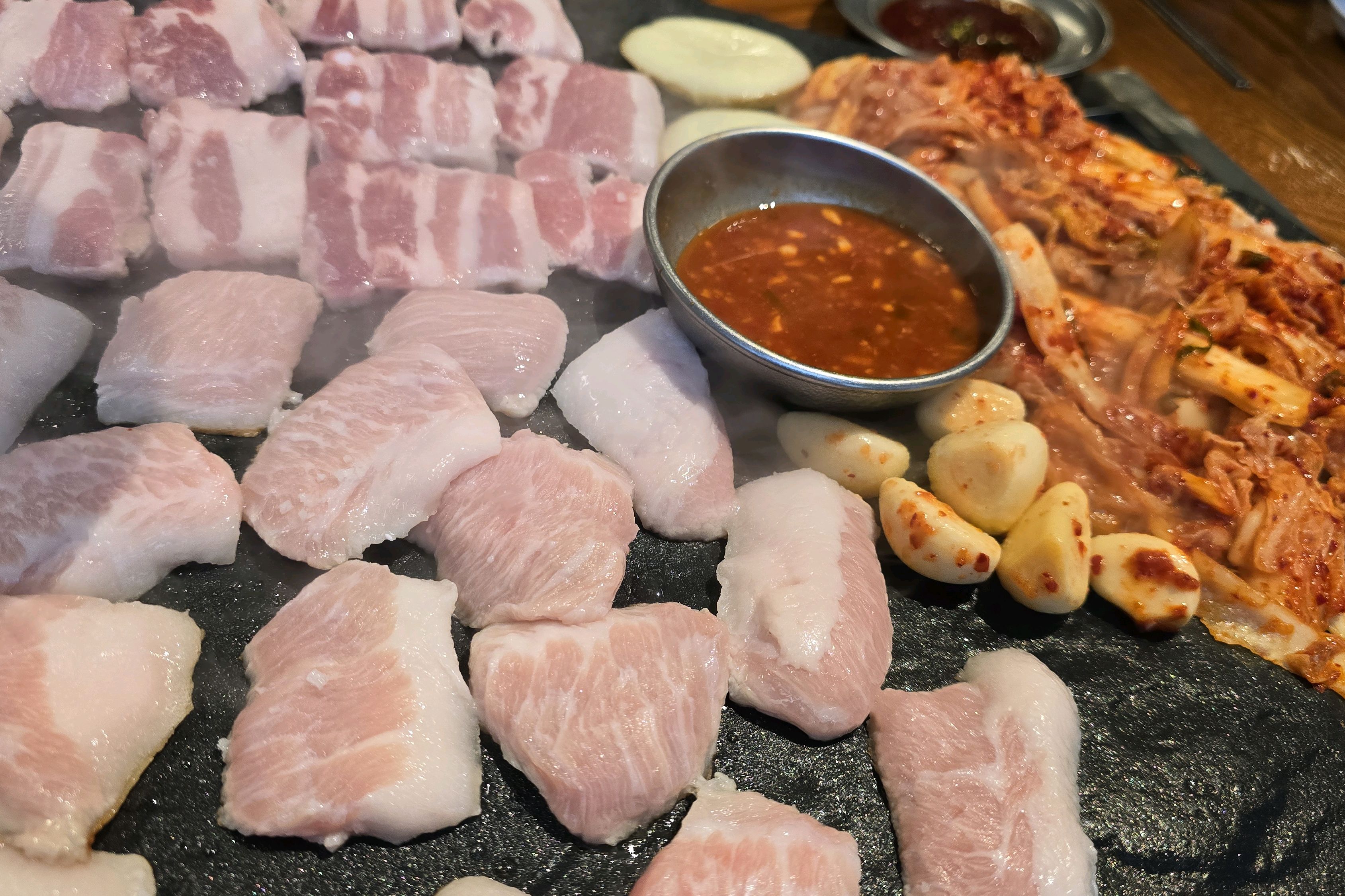 지나갈때마다 웨이팅도 많고 냄새풍기던 곳이라 방문했어요. 고기도 맛있고 좋아요 - 인천 맛집 석암생소금구이 송도타임스페이스점