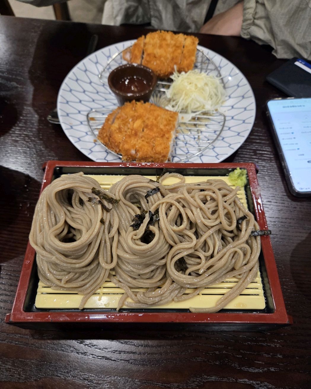 음식이 전체적으로 맛이 좋고 돈까스는 따뜻하게 나와고 메밀은 시원하고 간이 딱 맞아서 강