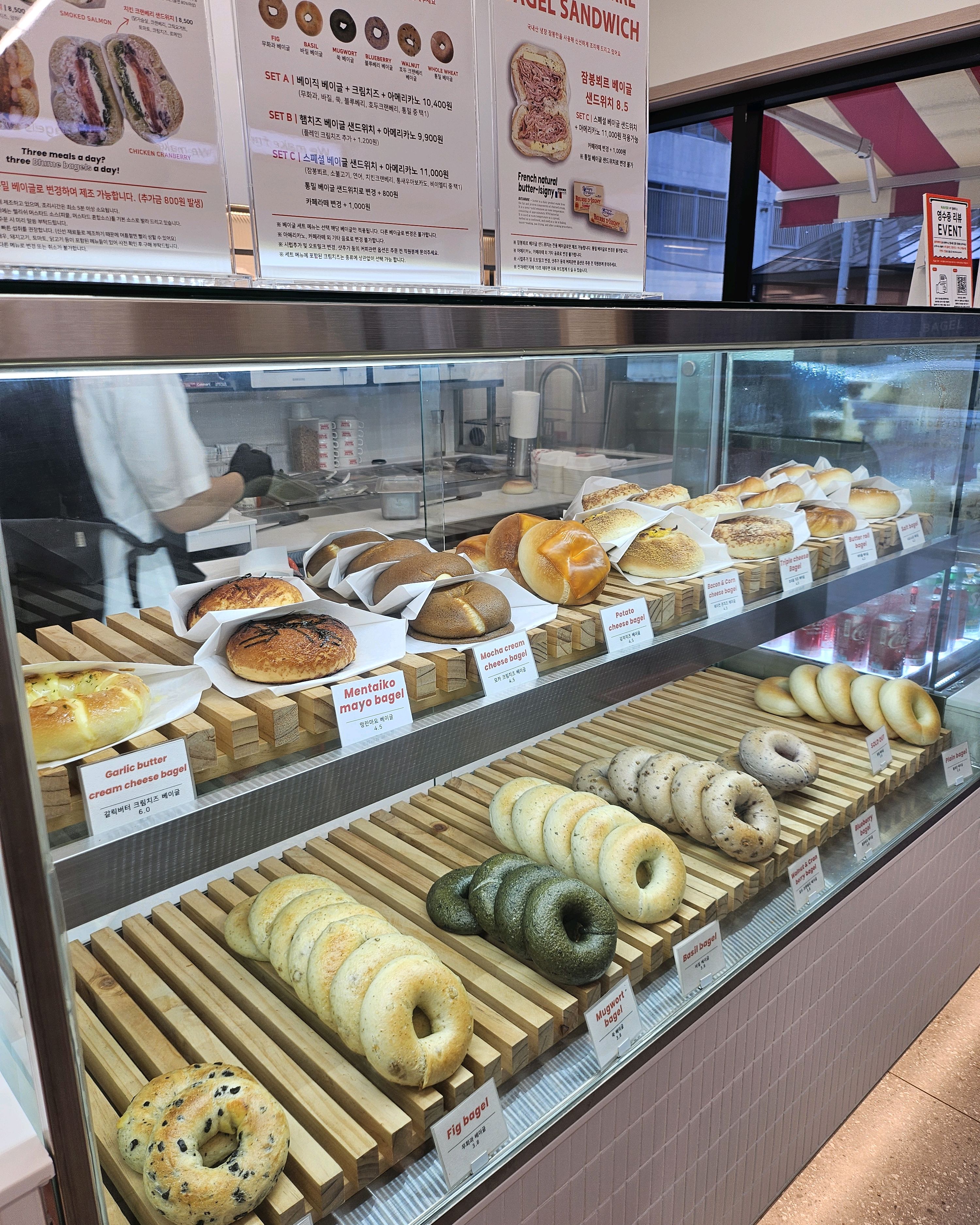 매장도 깔끔하고 세트메뉴 구성이 잘돼있어서 가성비 좋아요! - 제주 맛집 블루메베이글