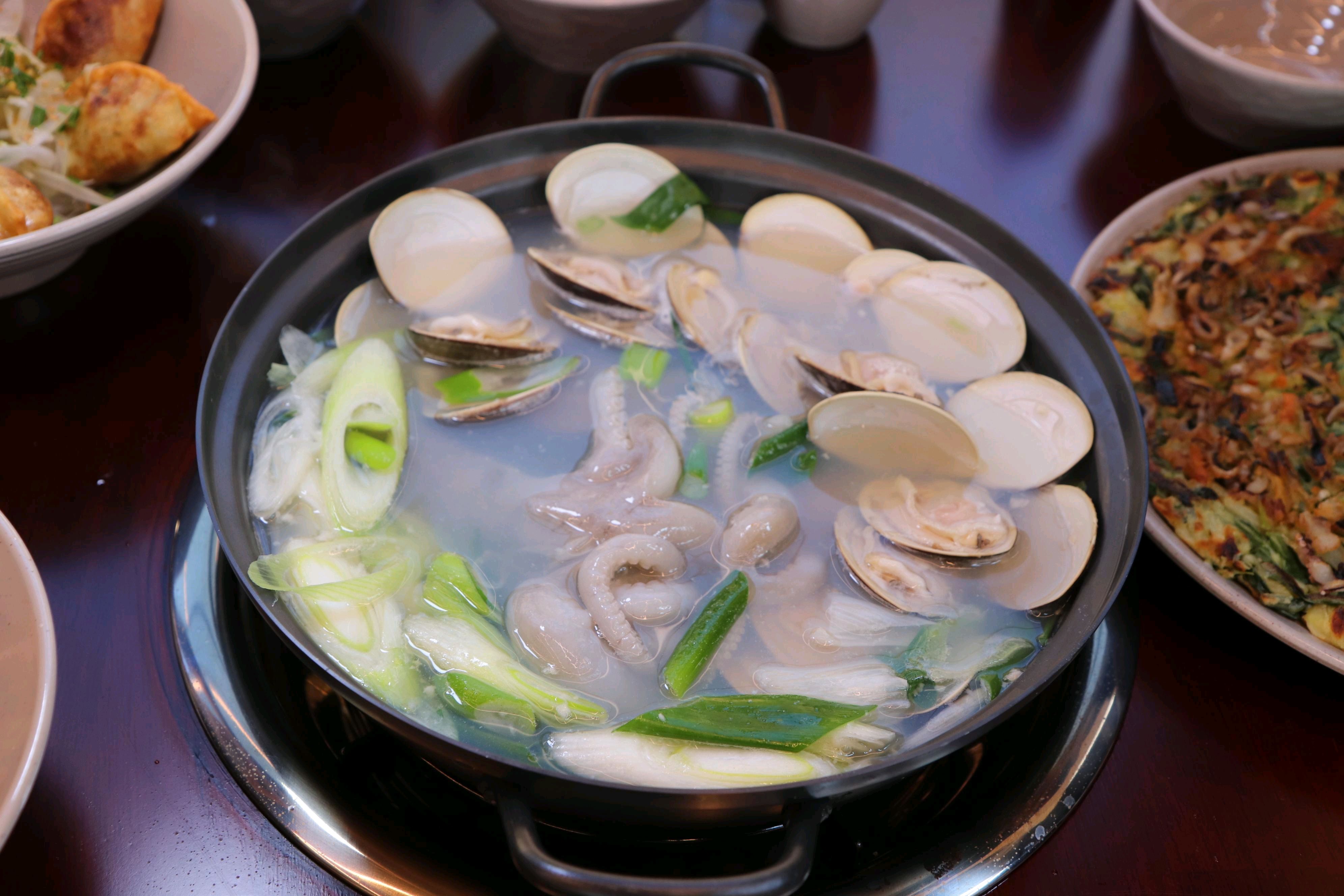 낙지초무침 먹으러 갔다가 완전 반했어요 미나리랑 야채랑 어울려서 매콤새콤한 맛이 입맛 살려