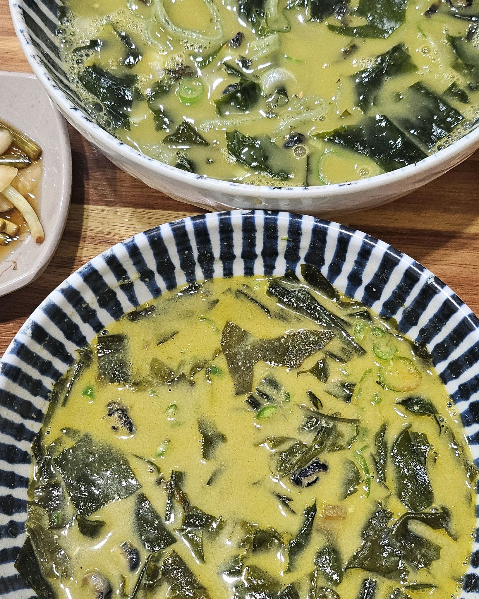 국물 너무 찐하고  맛나요 - 제주 맛집 신제주보말칼국수 제주본점