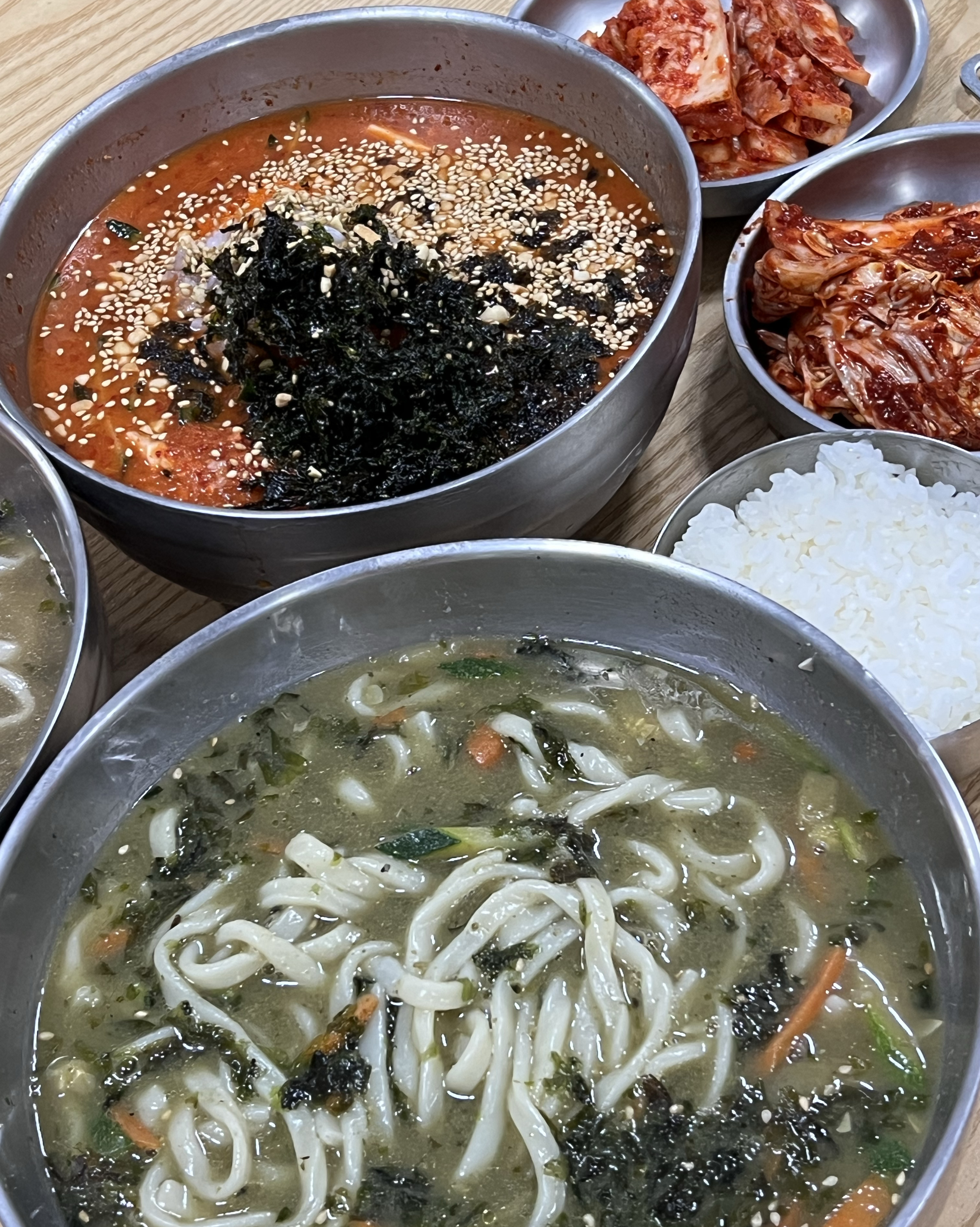 비오는날 칼국수!! 까지 먹으니 좋은데 끈적하고 구수한 보말죽 보말칼국수 완전 맛있어서 더