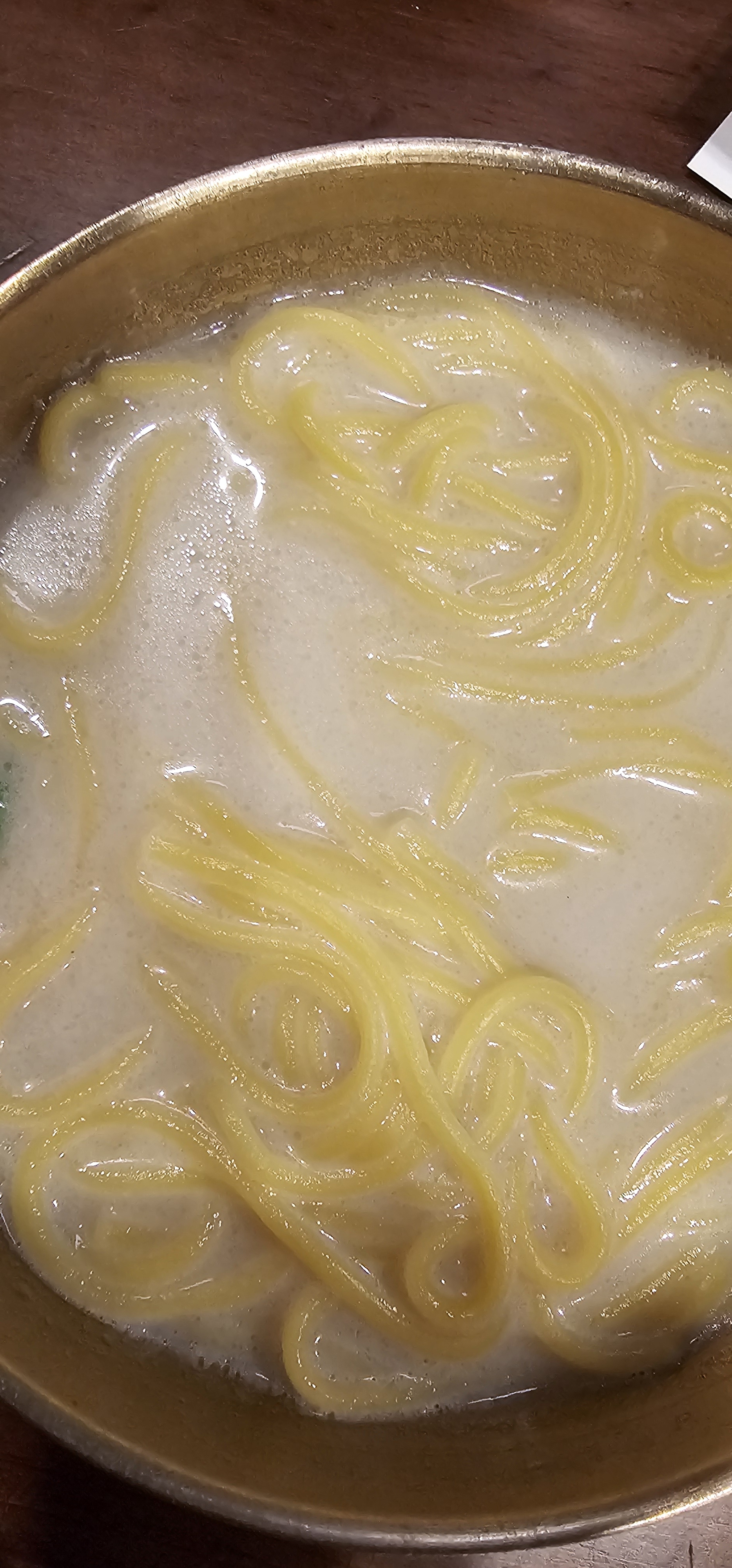 국물도 느끼하지 않고 잡내 없이 맛있어요 아이 국수가 무료로 제공되어 밥도 먹이고 국수도 