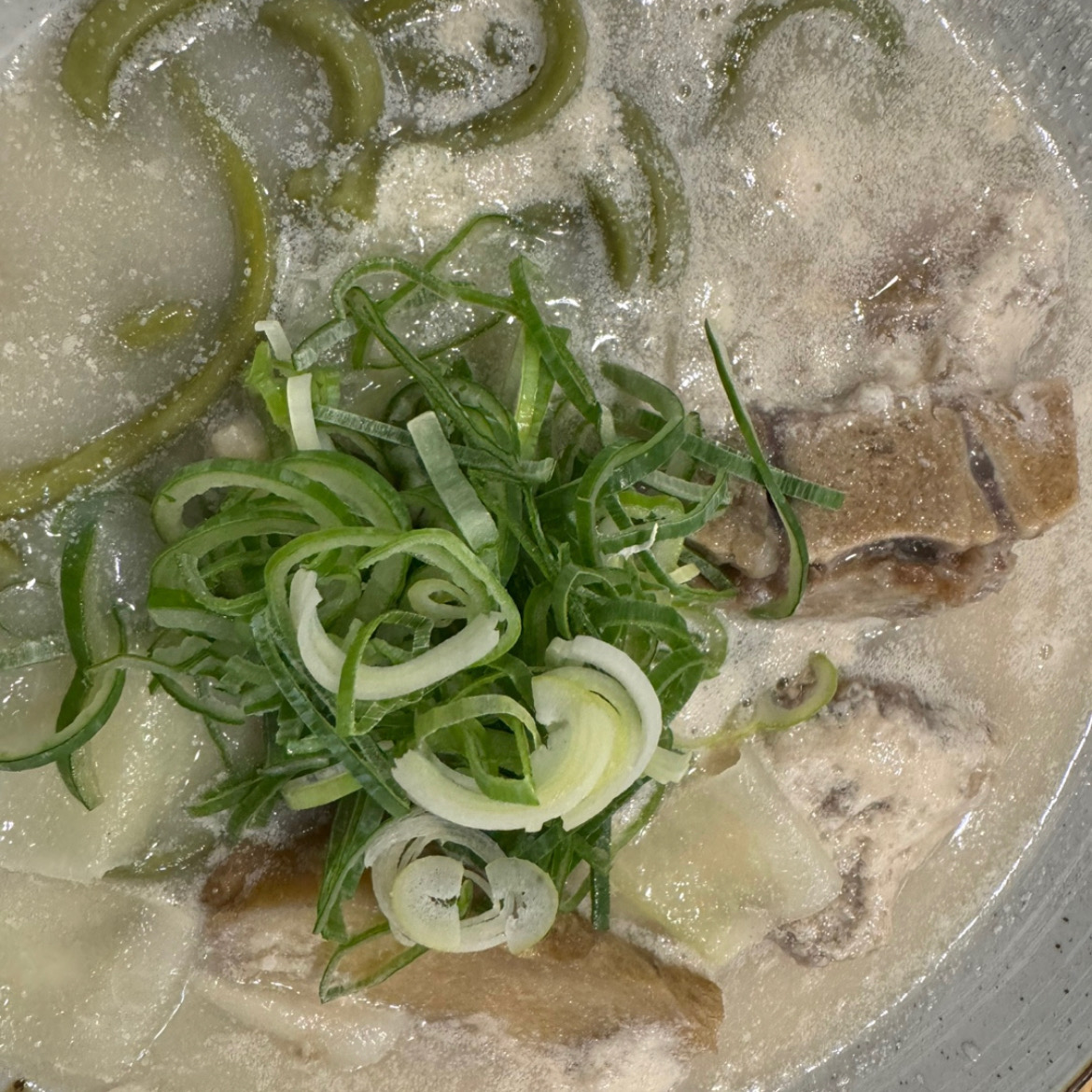 육수가 미쳤습니다 진짜 깊고 맛있어요 인생 음식이에요,,🥹 면도 제주산 말차가루라서 그런지