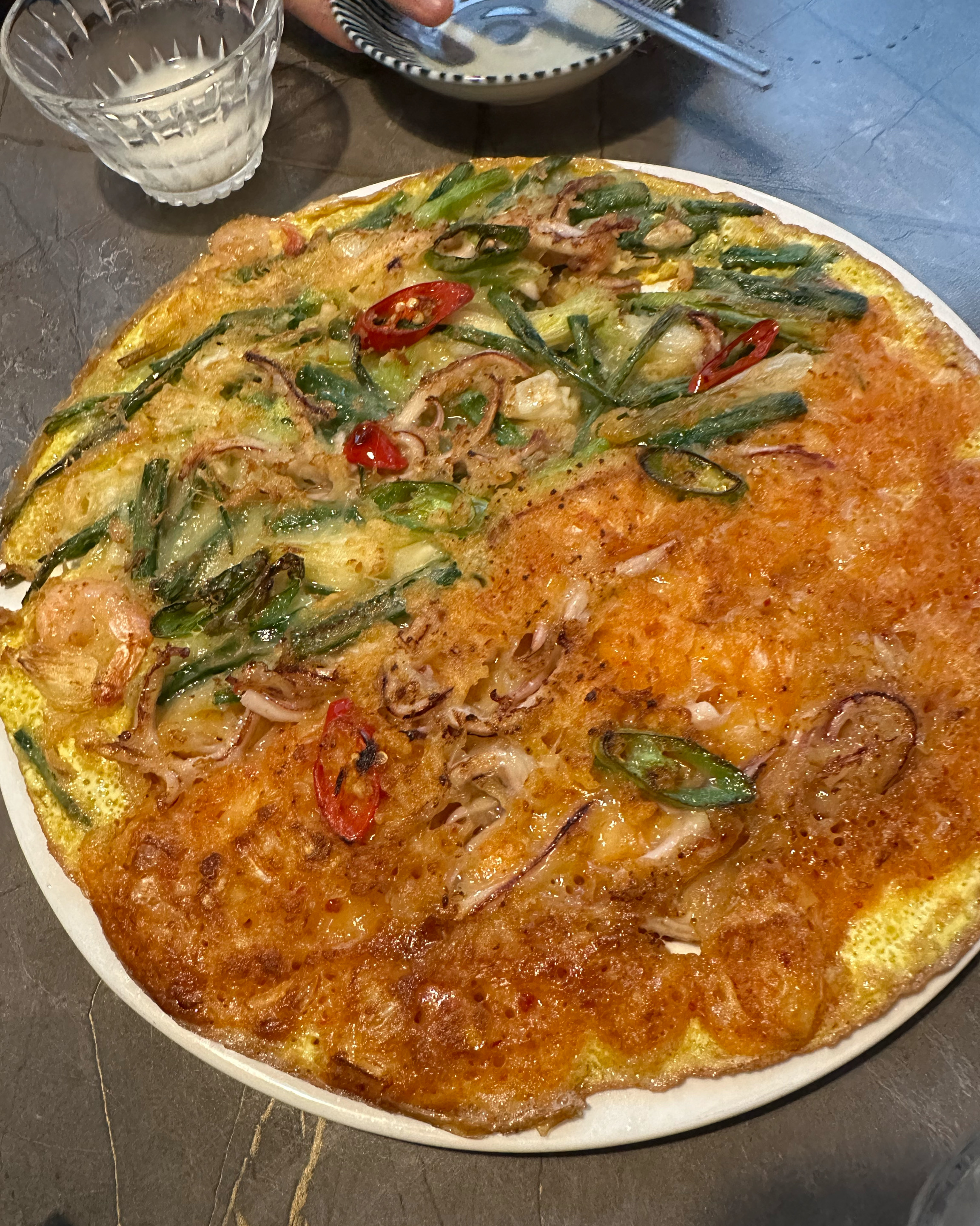 음식이 너므 맛잇어용! 비오는날 막걸리 마시러 왓는데 대기 없이 이용했구 분위기도 좋앗어요