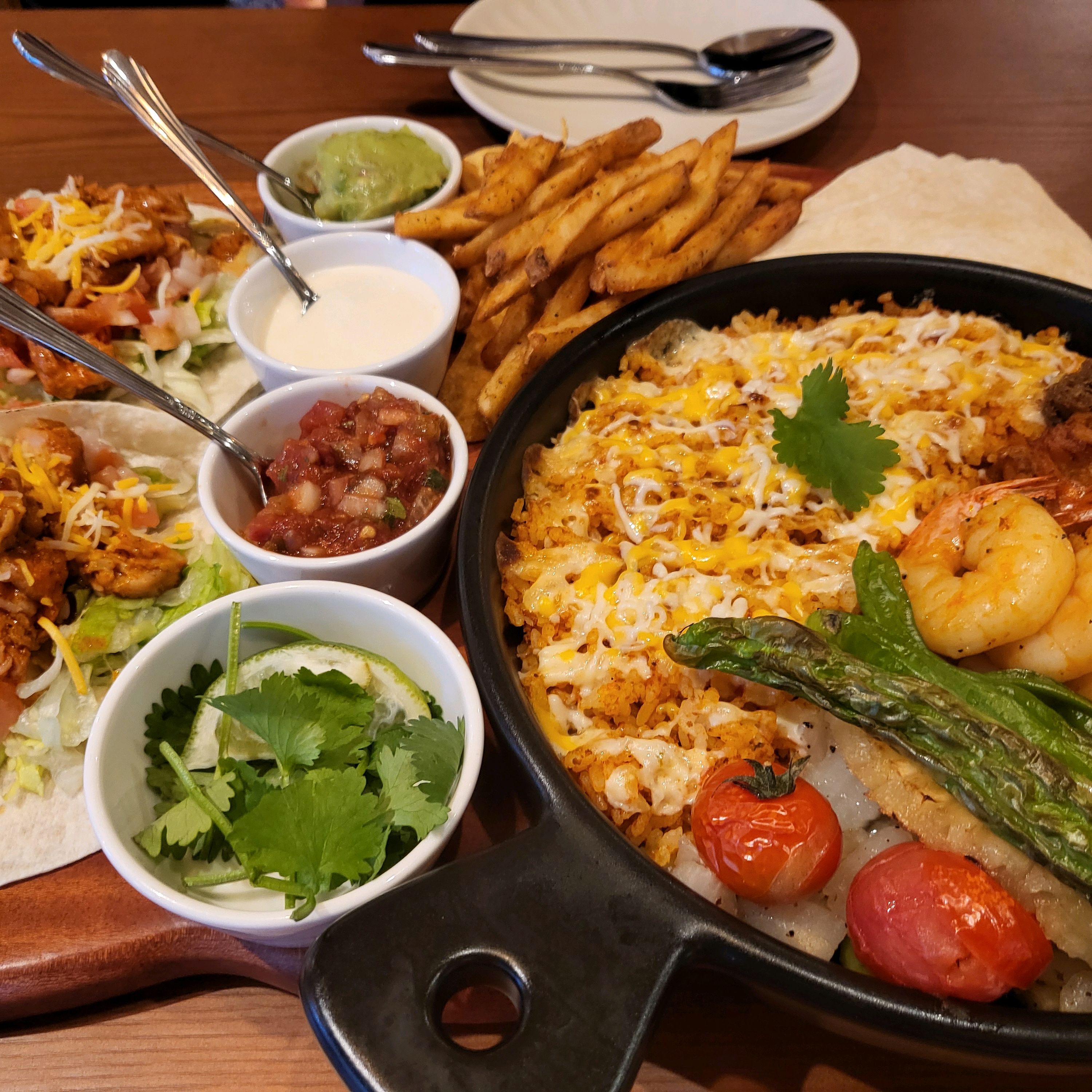 맛있어욥!! 새우가 특히 맛있습니다 인테리어도 좋고 편안해서 좋아요. 세트메뉴 메뉴 먹었는