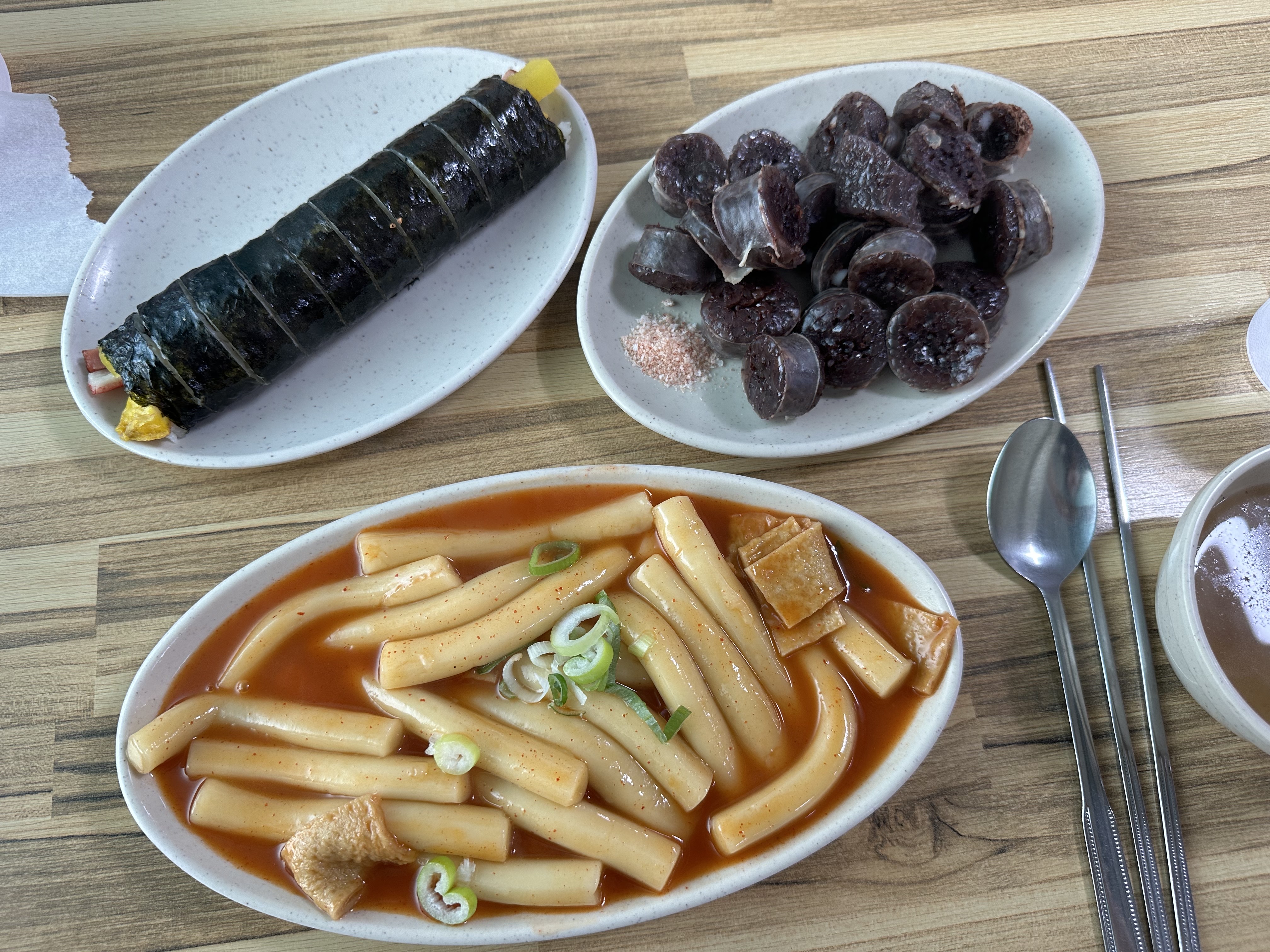 하도 유명하데서 웨이팅까지 하면서 먹고 왔어요 ㅎㅎㅎ 그냥 한 번은 먹을만합니다. 건물 뒤