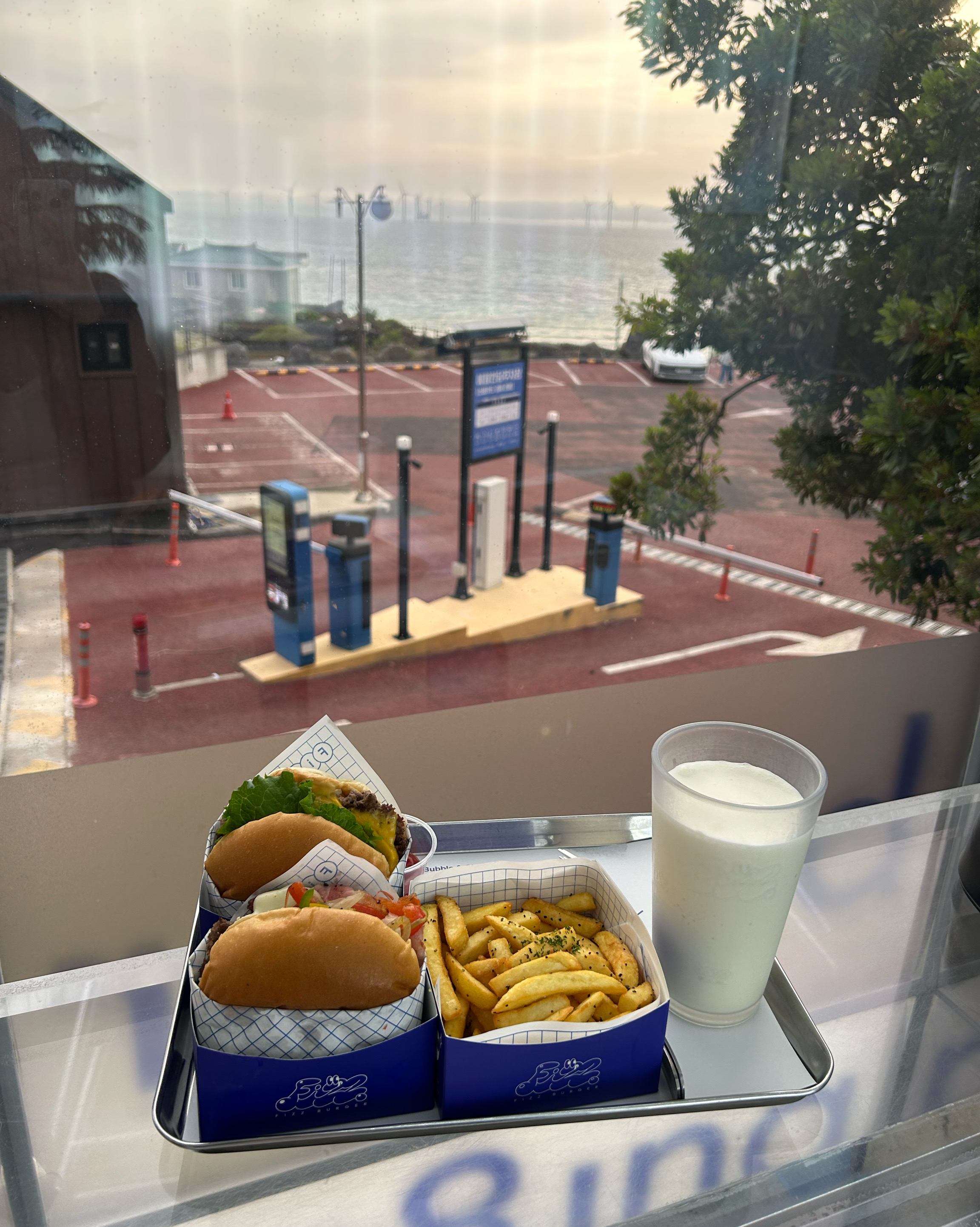 버거도 맛있고 바다가 보여서 분위기가 좋아요😀 - 제주 맛집 피즈 애월