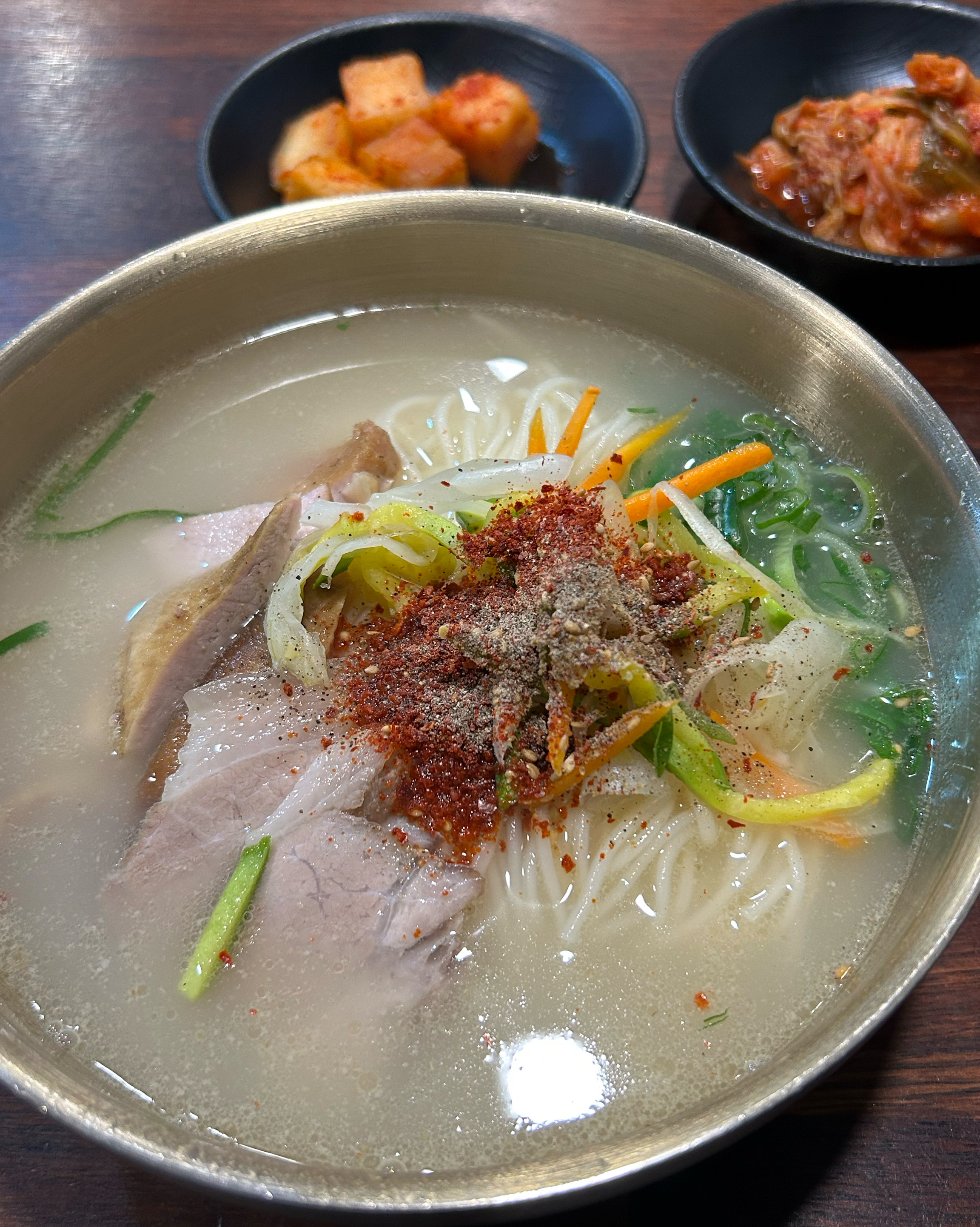 예전부터 제주 오면 들리는 곳입니다. 맛집이에오 - 제주 맛집 동문시장고기국수 금복식당