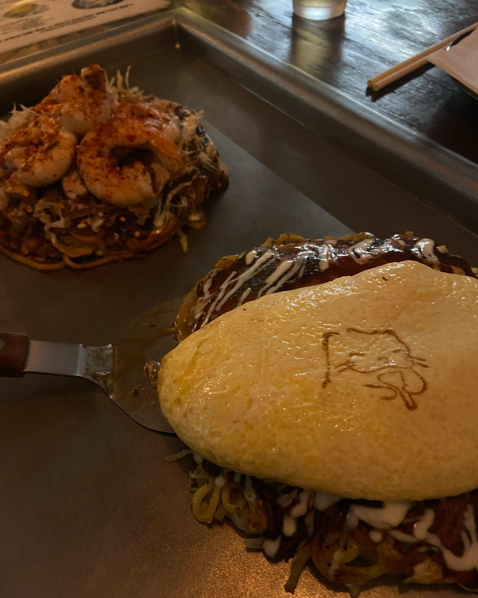 여태껏 먹었던 오꼬노미야끼 중 가장 맛있었습니다 .. 오믈렛에 수달(?) 그림이 너무 귀엽