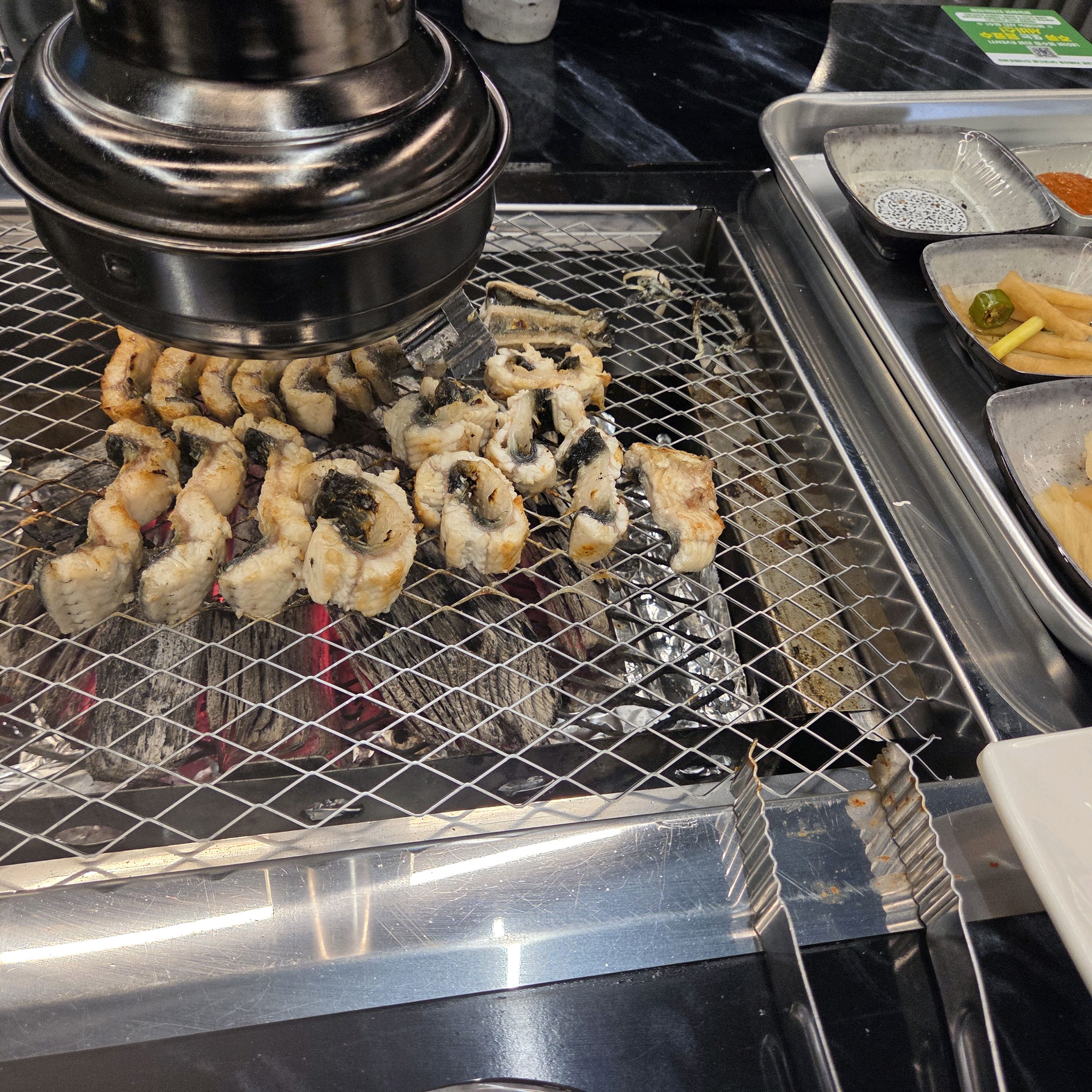 장어가 먹고 싶어서 알아보던 중 괜찮은곳 같아서 왔는데 장어가 정말 신선하고 살도 통통해서
