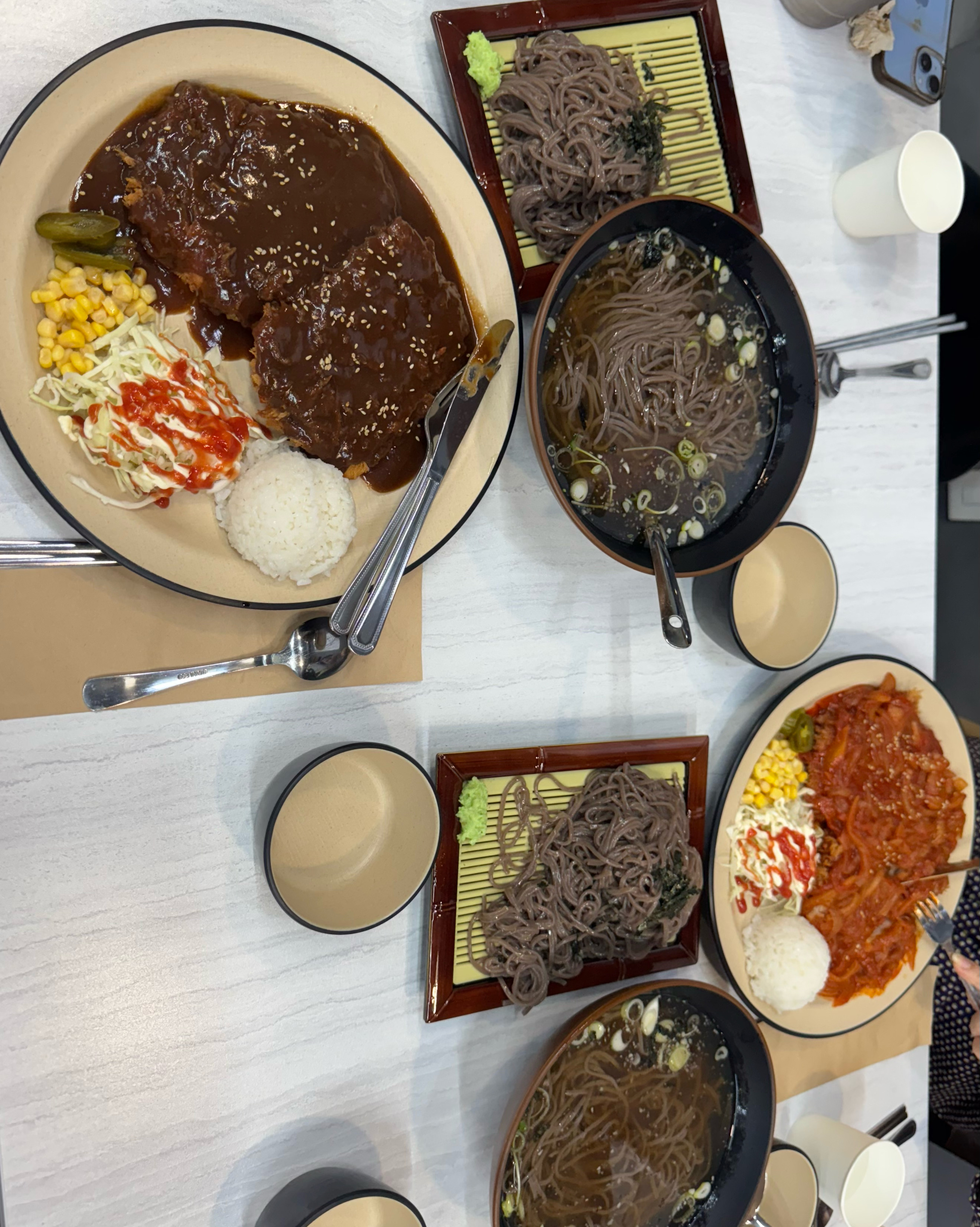 소바 양과 맛 정말 훌륭하네요. 가쓰오 향 제대로에 면 찰기 굿입니다. 돈까스도 양도 굿 