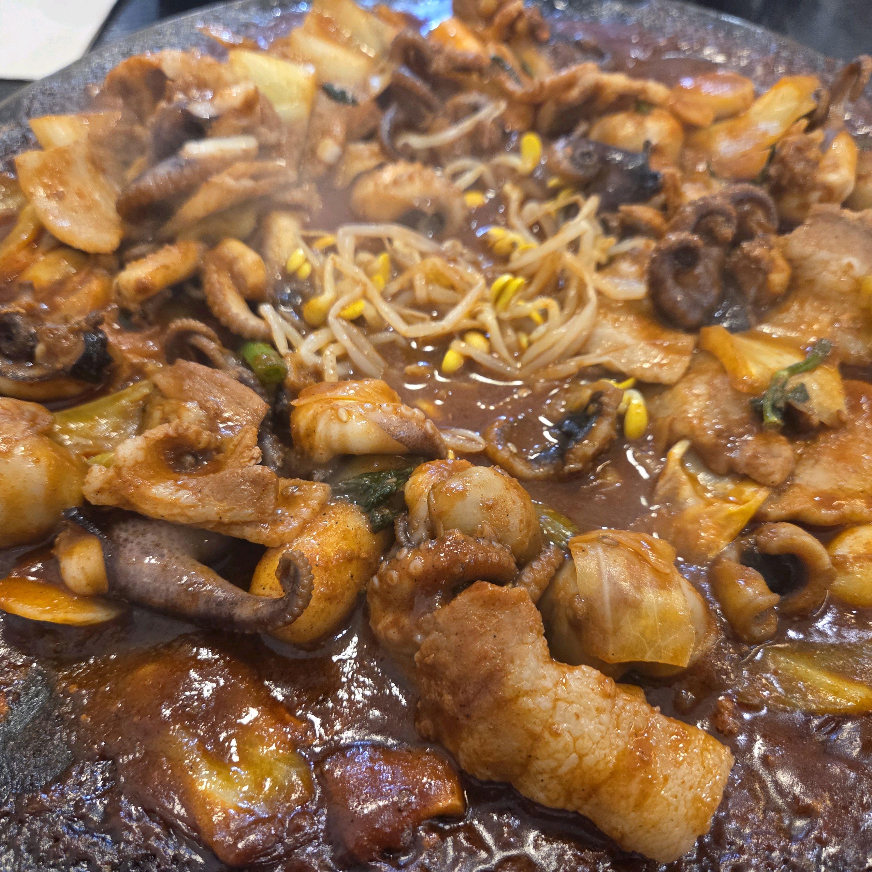 치즈 볶음밥 꼭 드세요!! 쭈꾸미에 콩나물 섞어먹으면 더 맛있어요. 직원분들도 친절하시고 