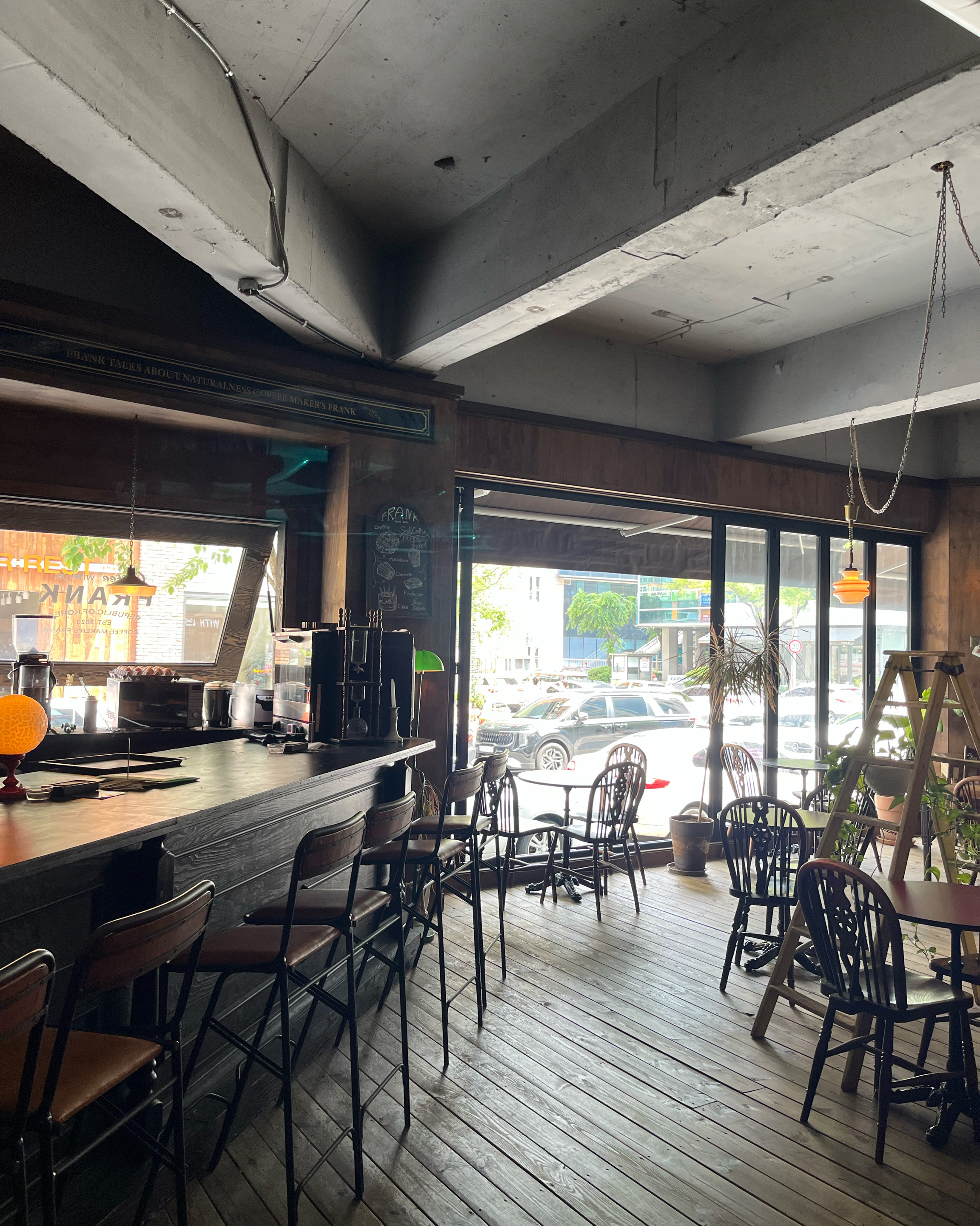커피가 맛있고 분위기고 좋아요! - 대전 맛집 프랭크커핀바 대전둔산점