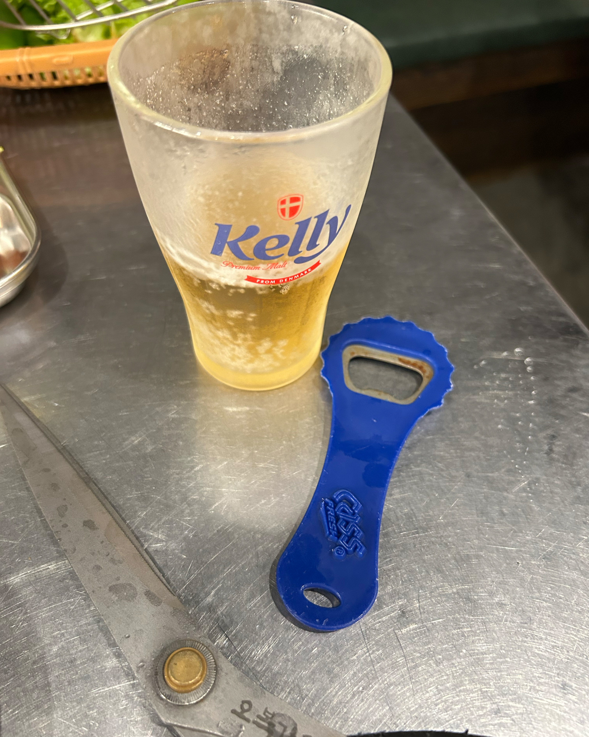 1.위생개념 없음 맥주시켰는데 컵 안에 병따개를 넣어서 줌 - 제주 맛집 문치비 서귀포신시가지점