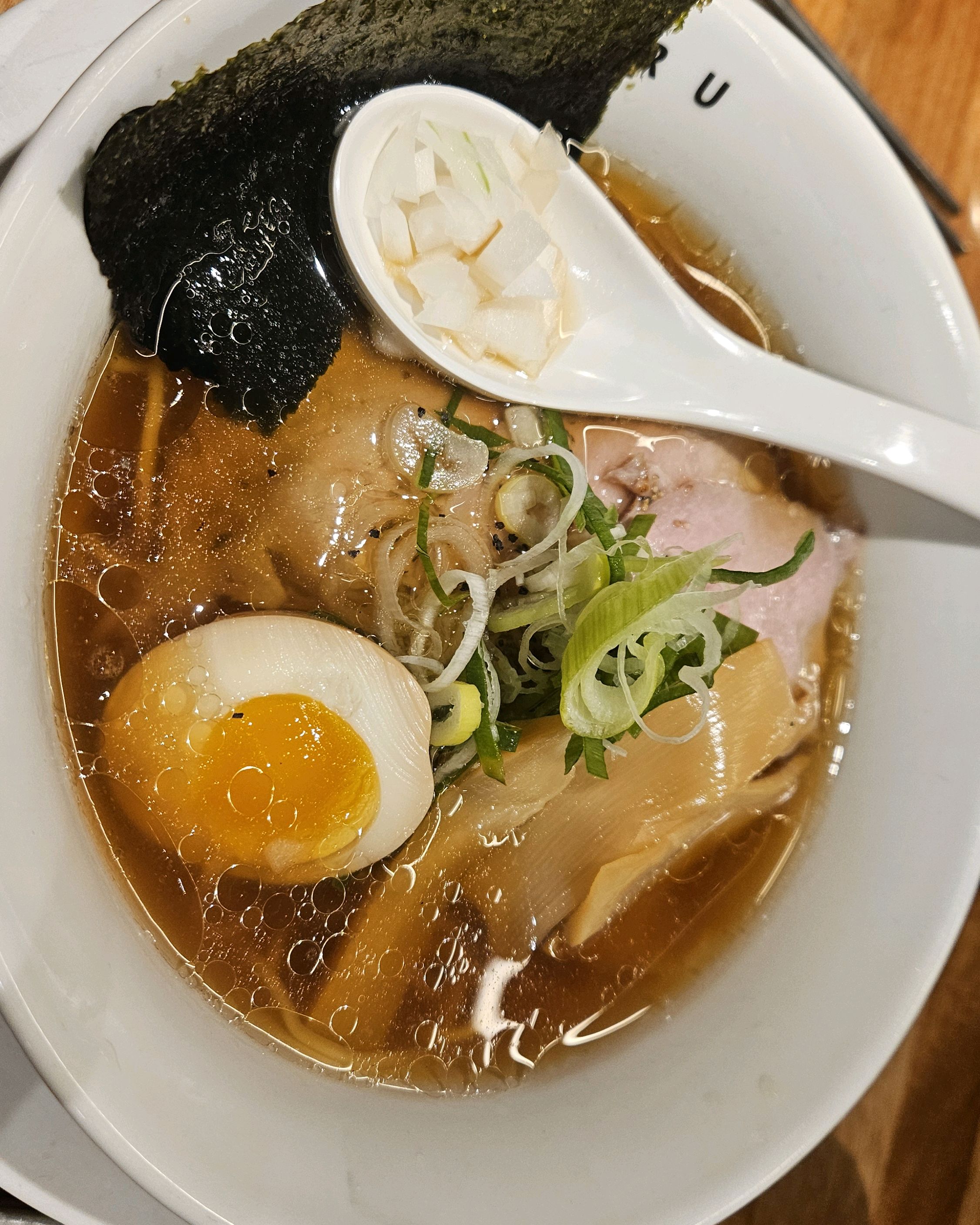 유명해서 와봤어요. 2시반인데도 한팀정도 나오기 기다렸습니다. 쇼유라멘이랑 호르몬동 먹었는
