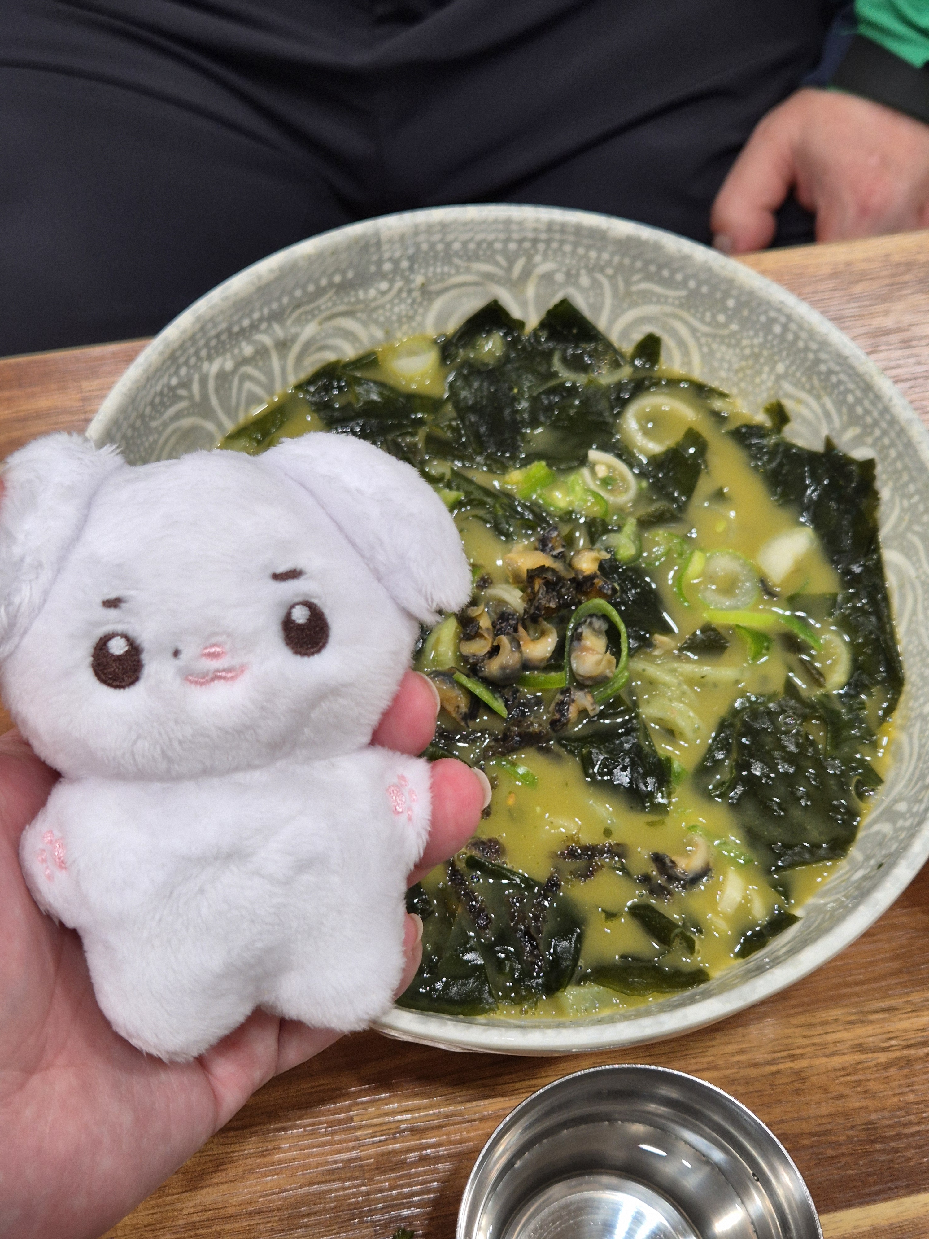 국물이 아주 진하고 꼬수워용 맛도리짱짱 담에도 또올듯!!ㄲㅋㅋㅋㅋ우연히 찾은 맛집임!! - 제주 맛집 신제주보말칼국수 제주본점