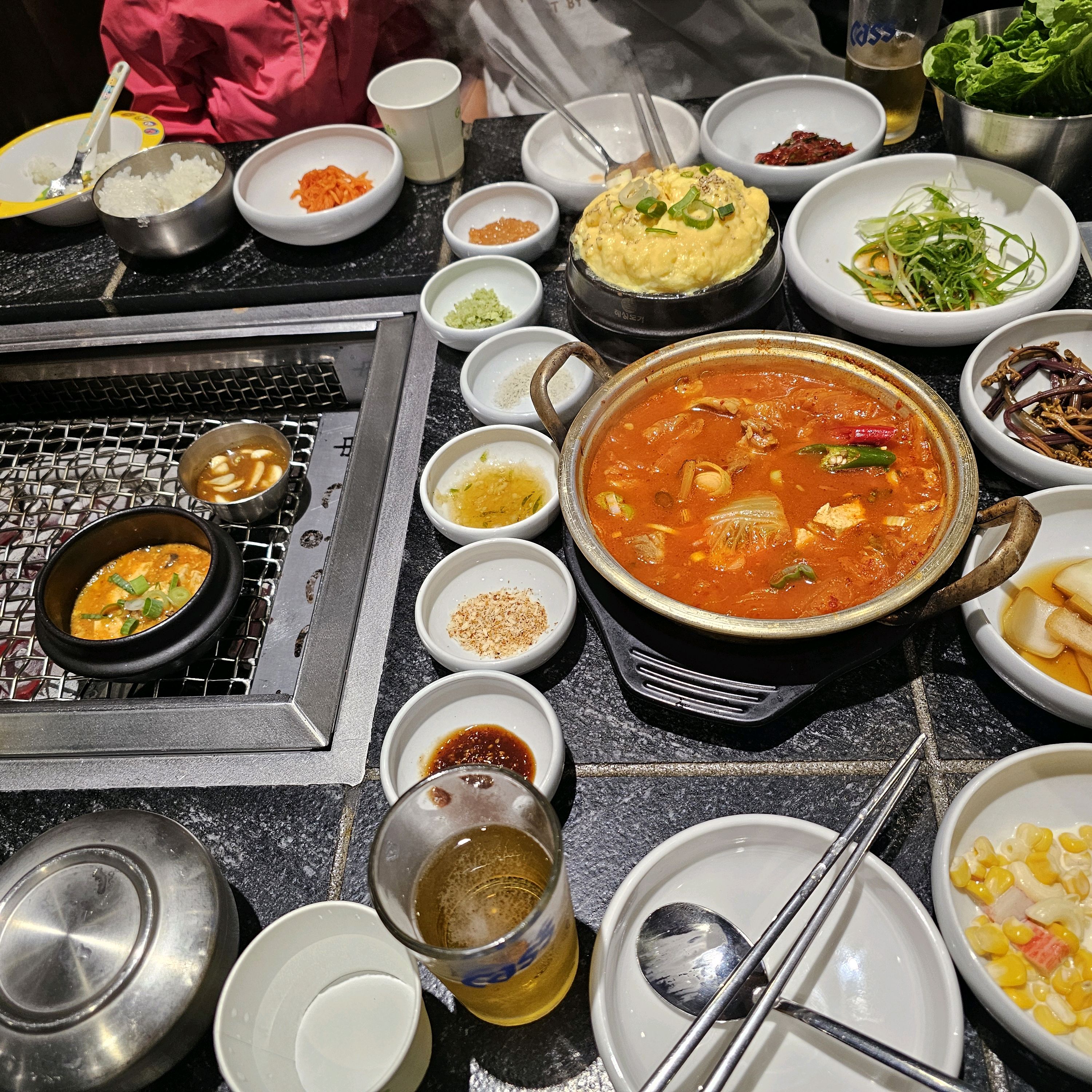 김치찌개 조온맛, 각종 소스 찍어서 먹어볼수 있는데 전부 넘넘 맛있었습니다. 직원들도 친절