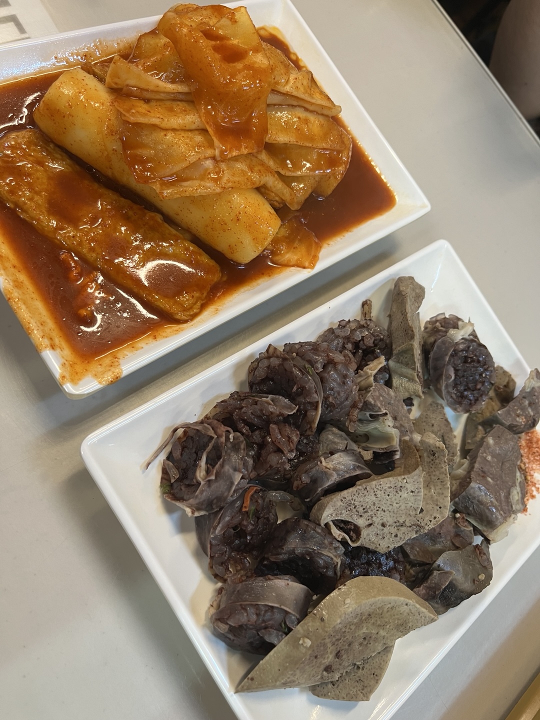 대구 동성로 중앙떡볶이 방문했습니다. 점심시간에 도착해 약 20분  대기 후 착석했습니다.