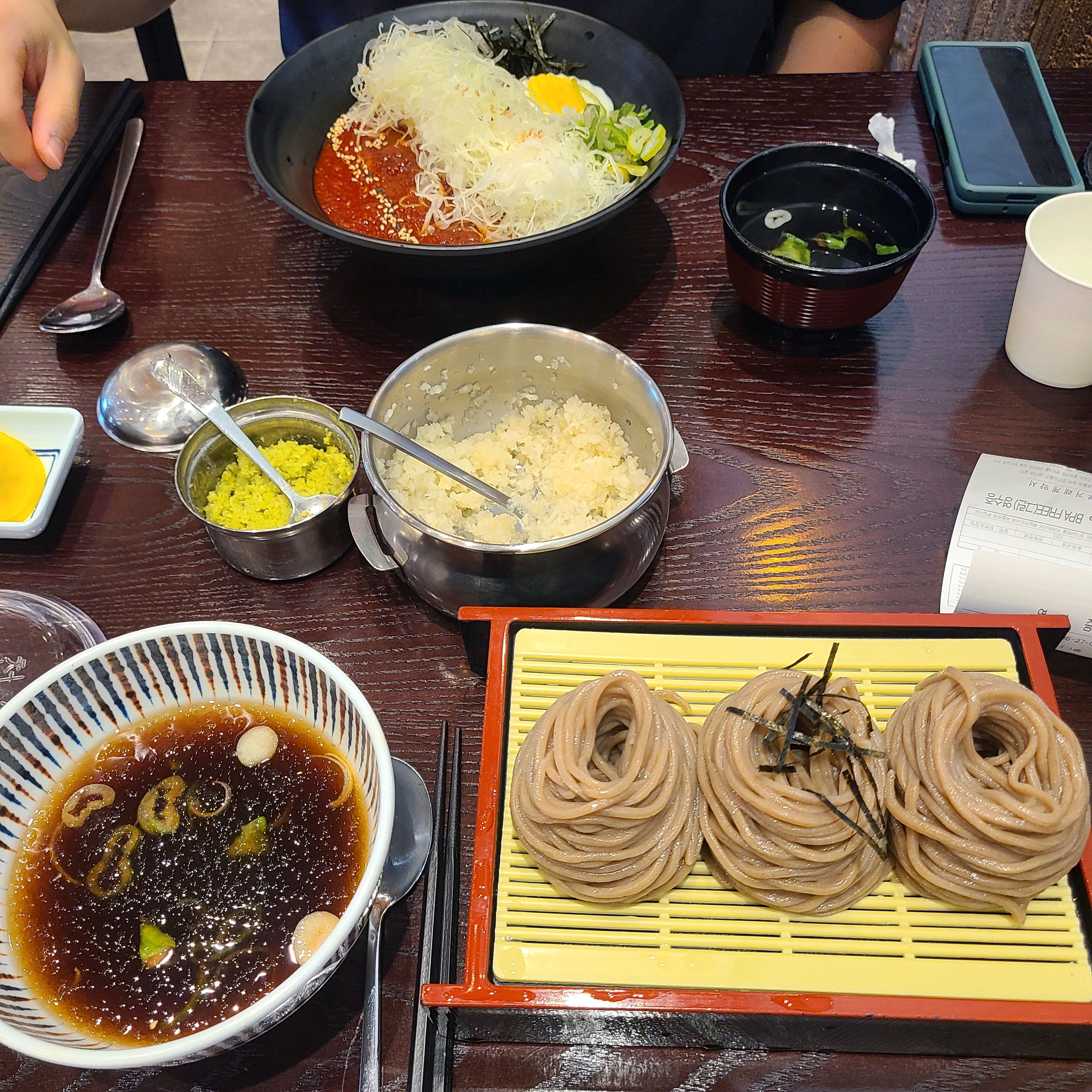 비빔소바는 매콤하고 고소합니다. - 광주 송정동 맛집 삼동소바 광주시청점
