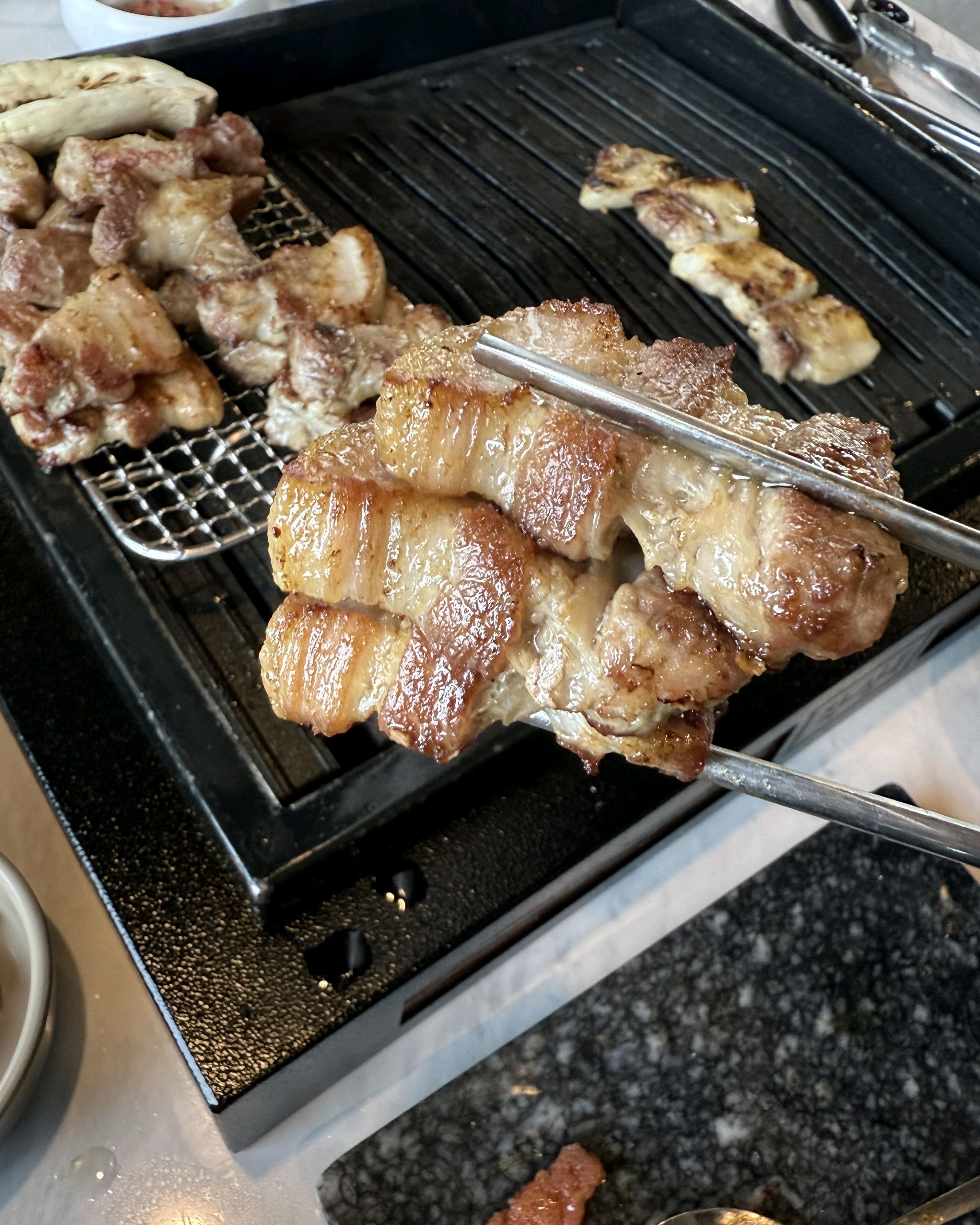 가게 외관부터 깔끔하고 안도 정돈돼 있어서 전체적으로 믿음이 갔어요. 고기도 잘 구워주시고