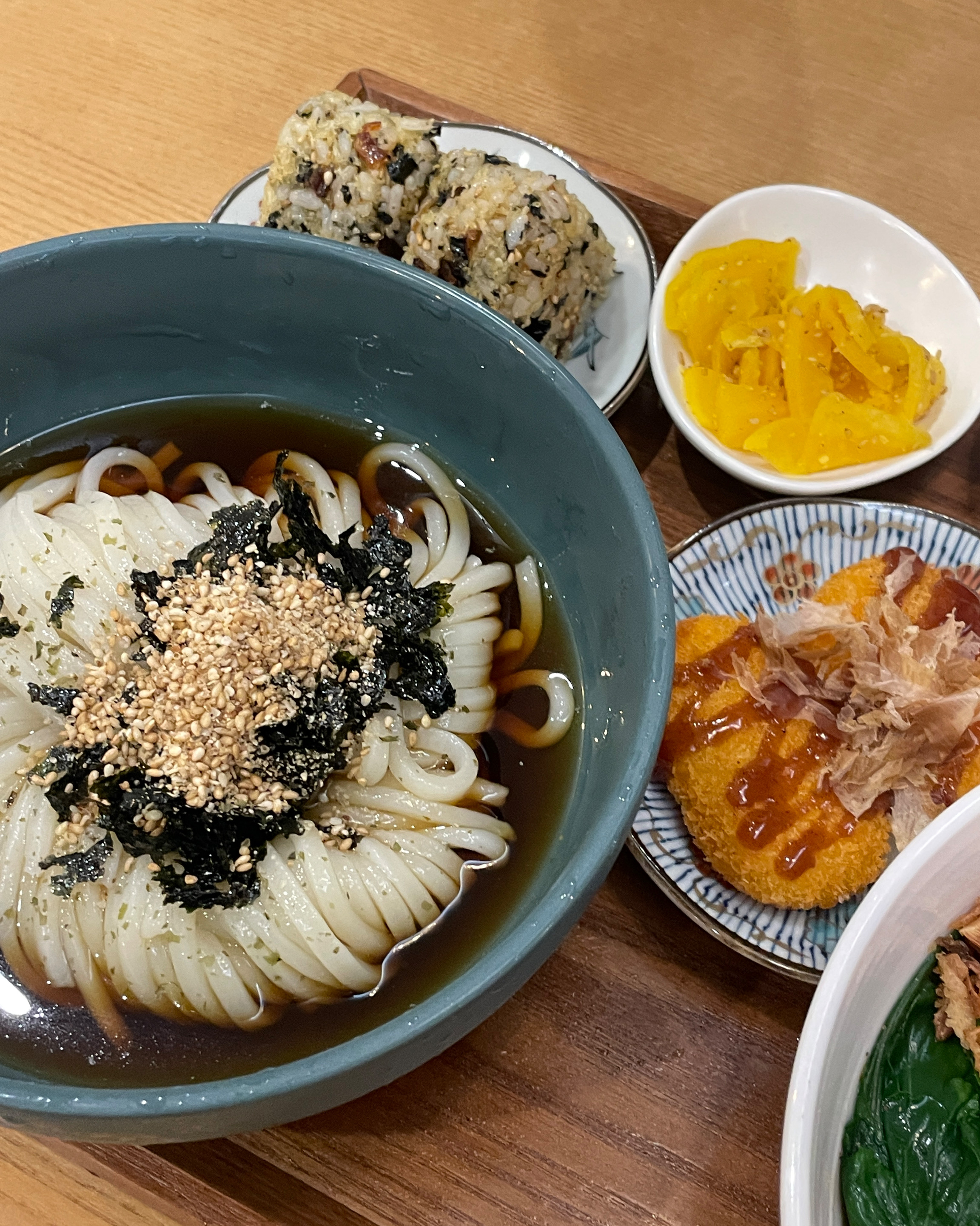 냉우동 보고 왔는데 탄탄멘이 진짜 너무 맛있어서 밥이랑해서 싹싹 긁어먹었어요 냉우동도 엄청