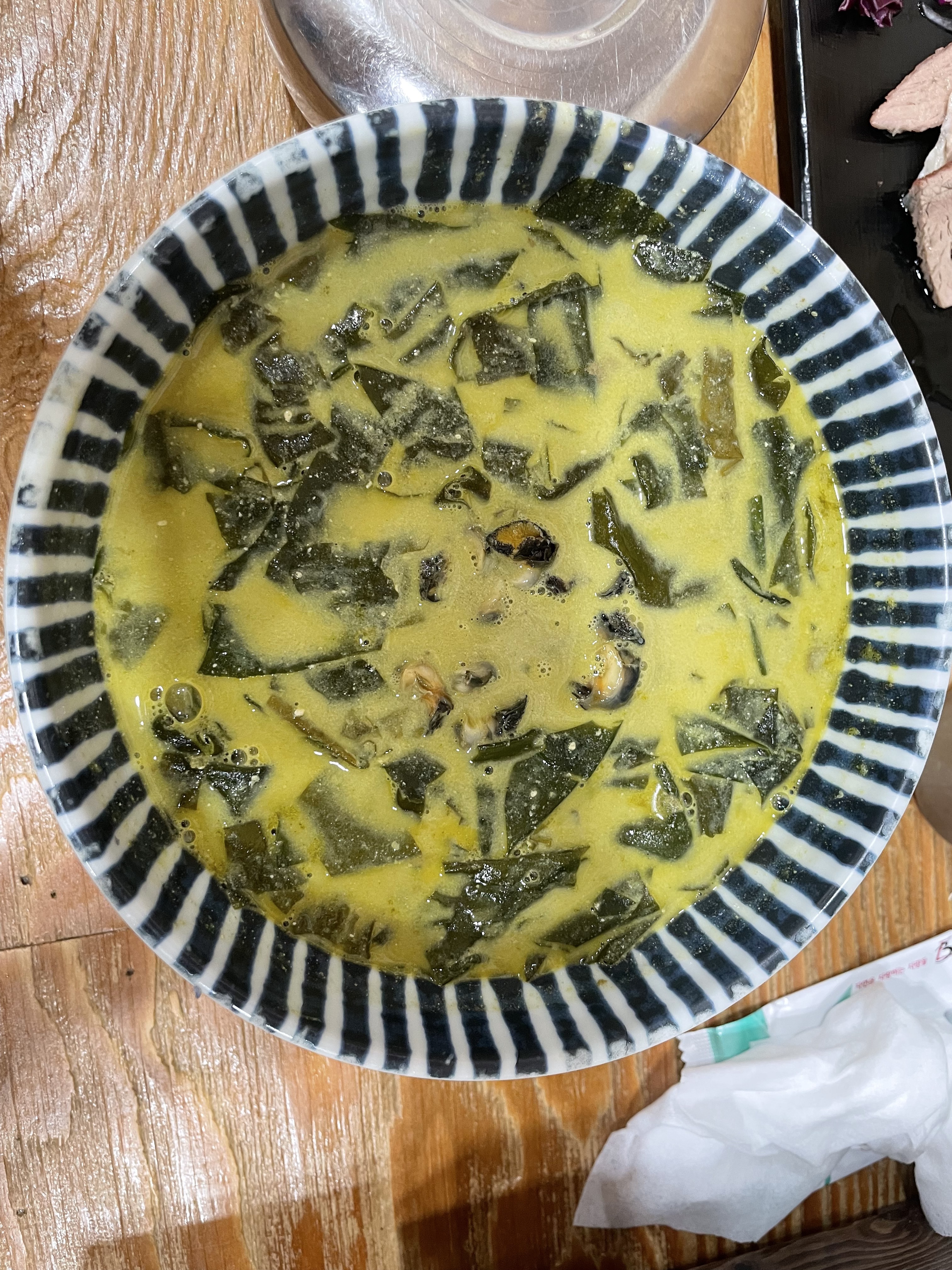 특보말국 먹었는데 보말도 가득하고 고소하고 너무 맛있어요 다음에도 또 방문하고 싶어요! - 제주 맛집 신제주보말칼국수 제주본점