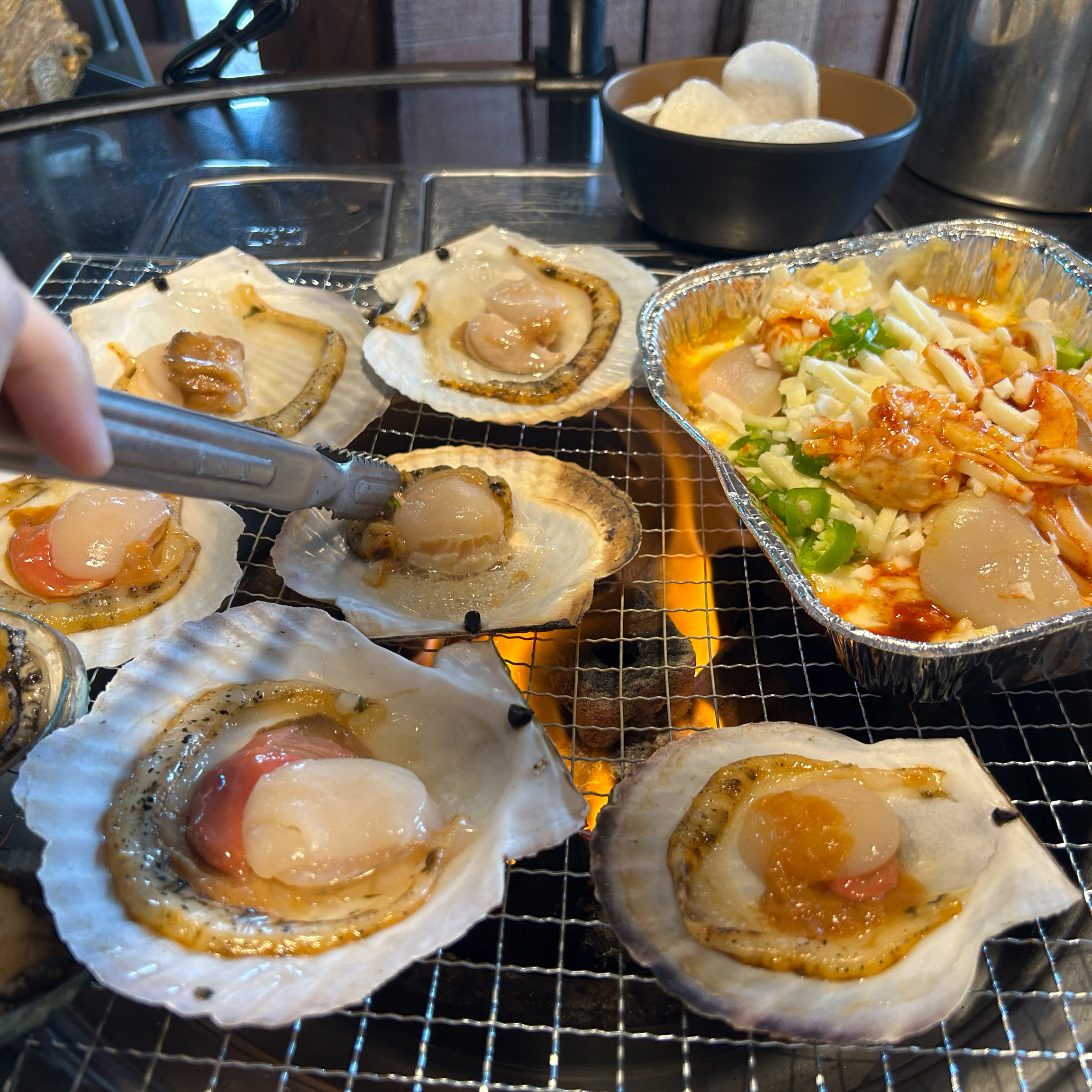 뷰가 너무 좋아요 ㅠㅠ 날시 좋은날 테라스 쪽에 앉으면  너무너무 좋습니다! 조개구이에 치