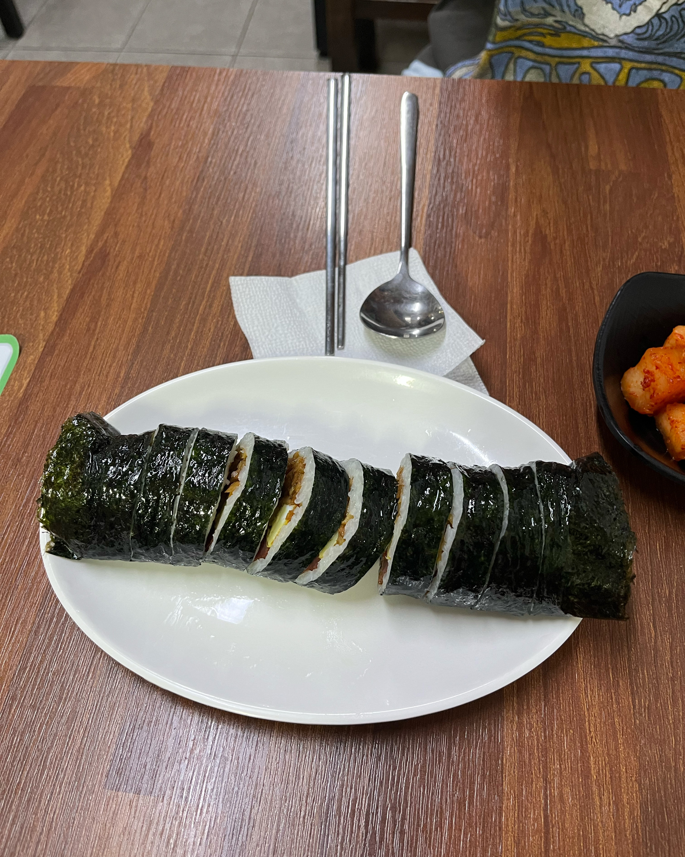 시장안에 작은 맛집 국수는 시원하고 김밥은 포슬포슬히고 순대는 배지근한 맛입니다 잘먹었습니