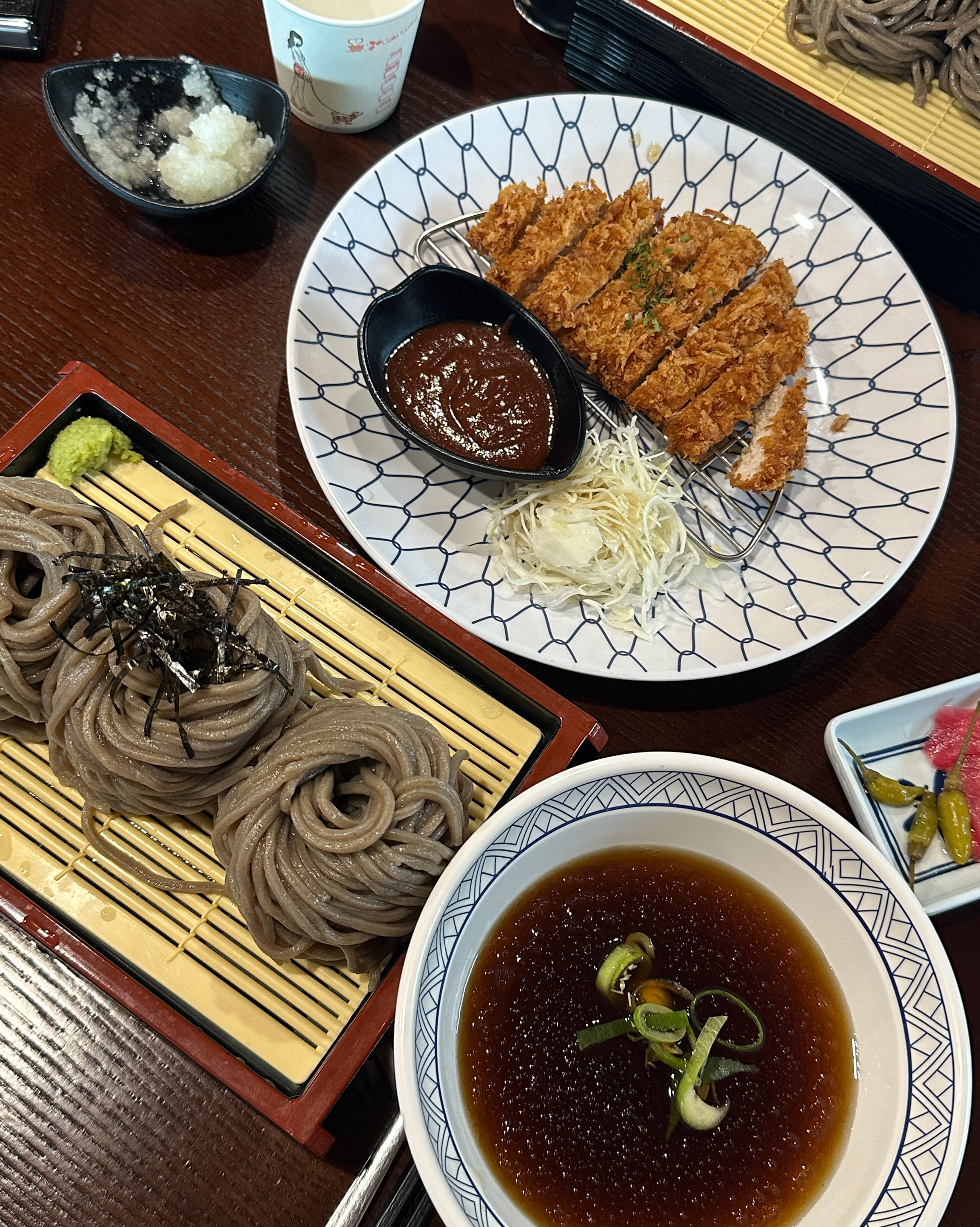 요즘같이 더운날 시원한 소바먹으니까 너무 맛있어요!!! 가게도 나무 건물로 이쁘고 매장이