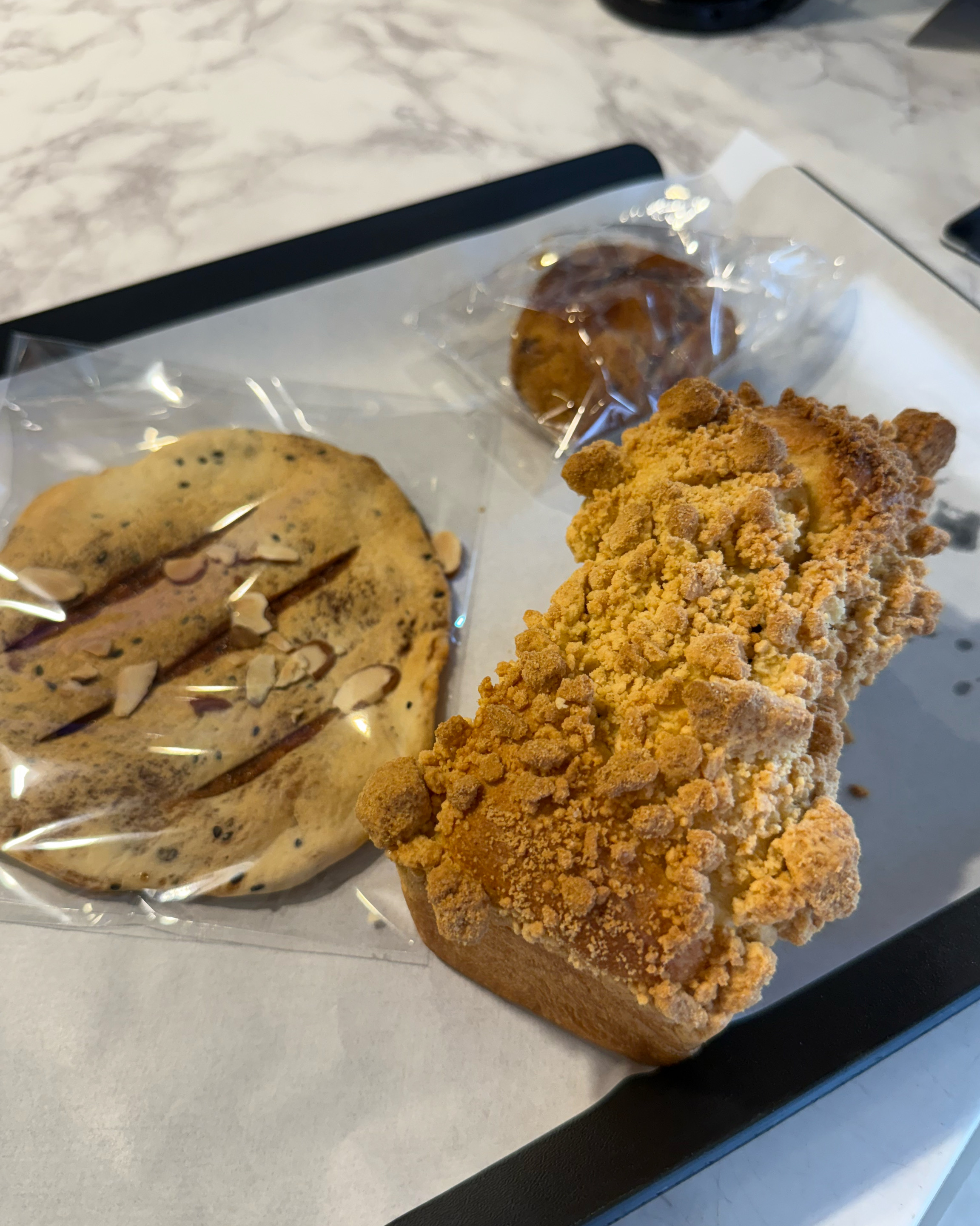 빵종류가 많고 오션뷰 너무 좋아요 - 인천 맛집 셀럽