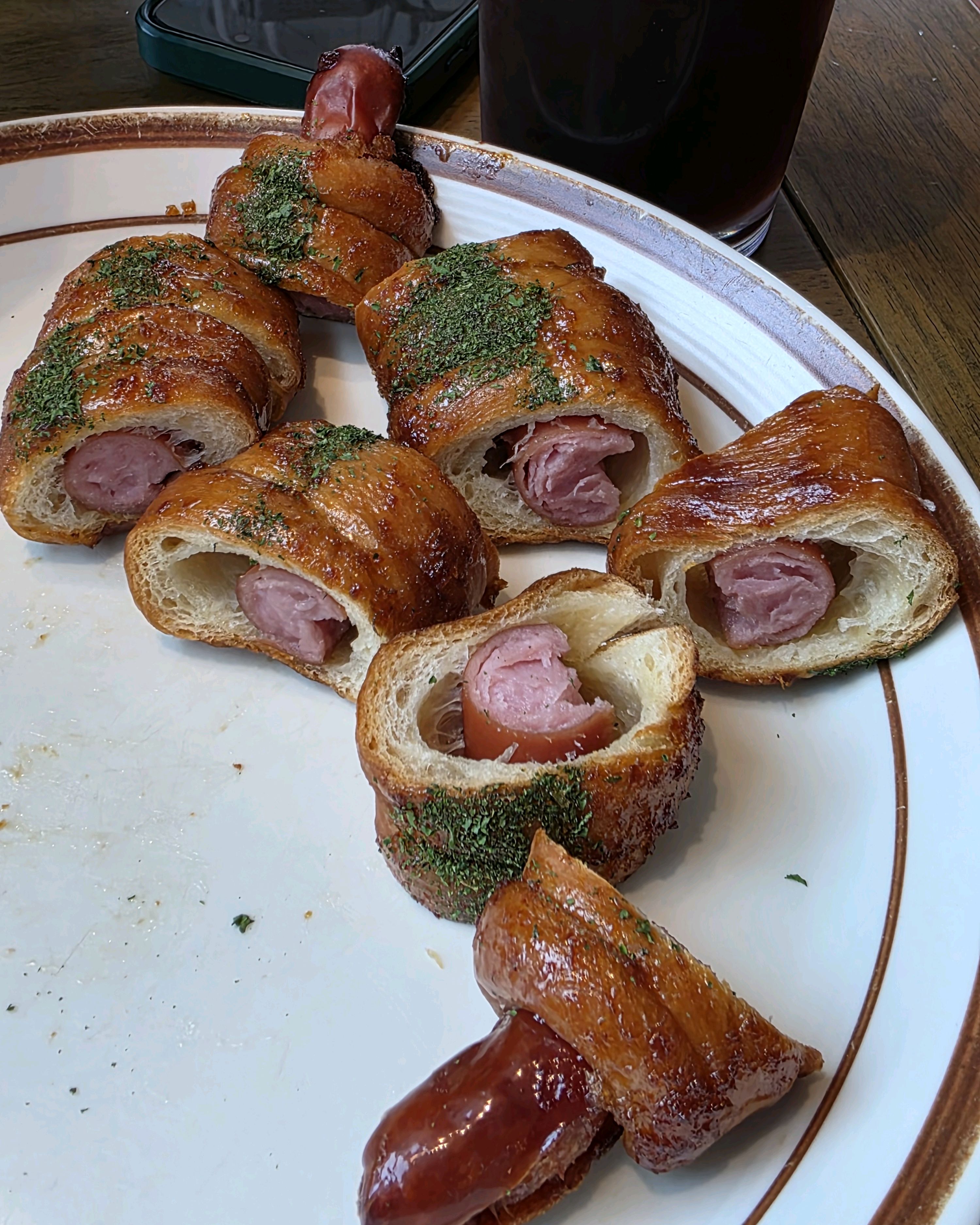 빵 종류도 다양하고 홀도 넓고 테이블도 커서 좋아요!! 빵도 맛있고 음료도 괜찮습니다!!👍