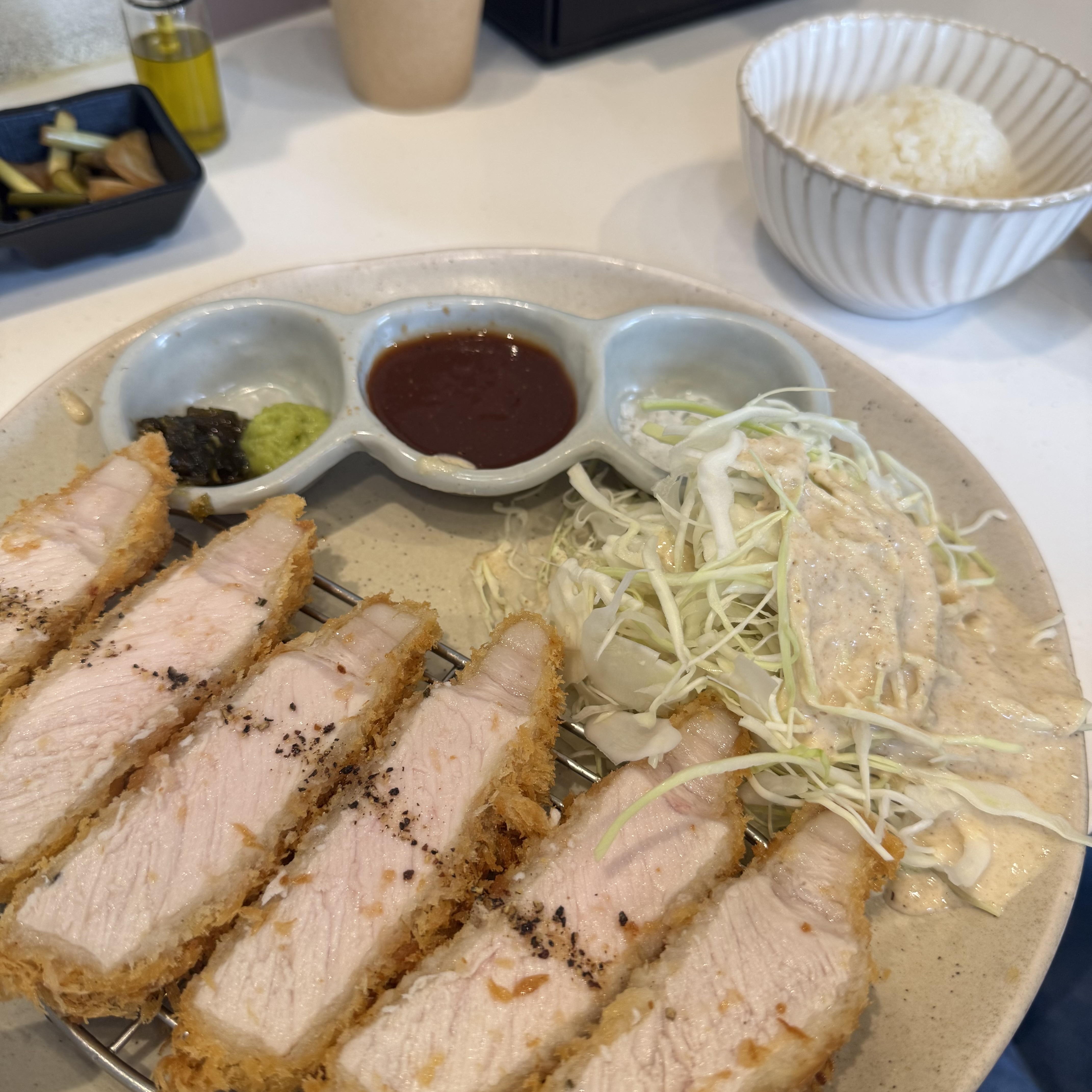 맛있다구 해서 줄서서 먹었는데 줄 선 만큼 맛있습니다! 돈까스 맛이 보통 물리는데 물리지