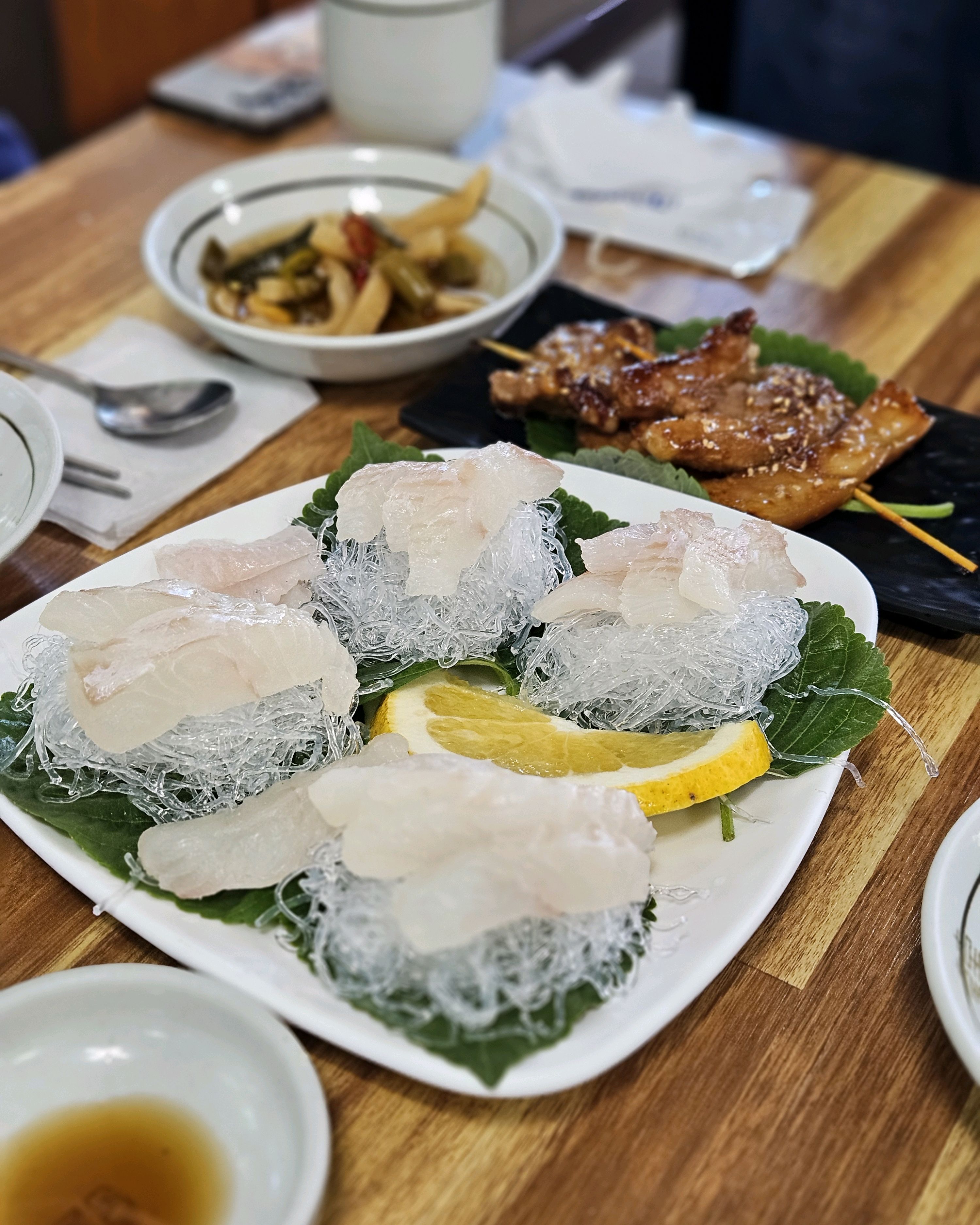 돌솥밥은 다른사람 폰으로 찍어서 사진이 없네요~ 재료 신선하고 너무 맛있었습니다~ 2년전에