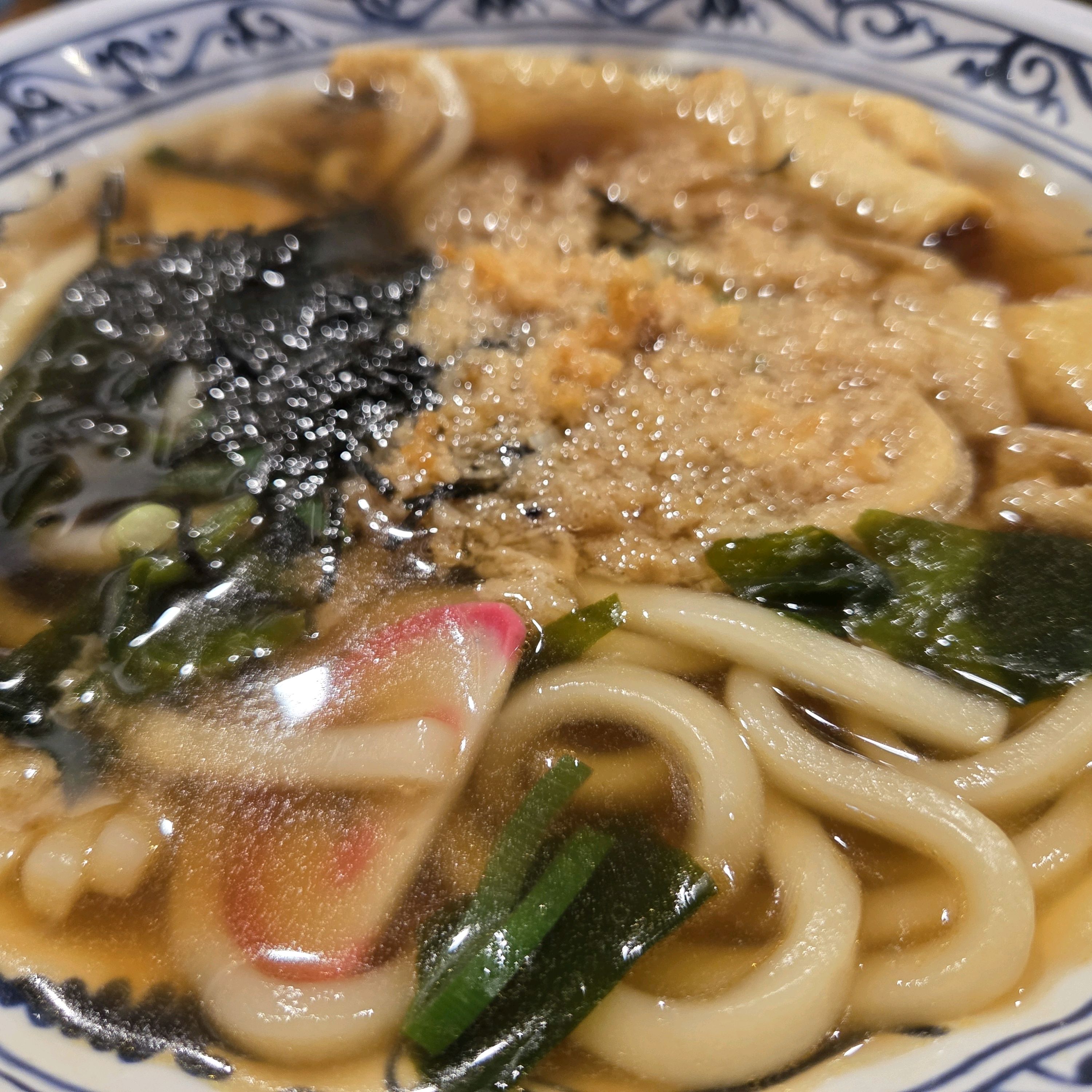 소바랑 우동 돈까스 정말 맛있어요. 만두는 꼭 추천해요. 소룡포를 튀긴듯 육즙이 팡팡 터져