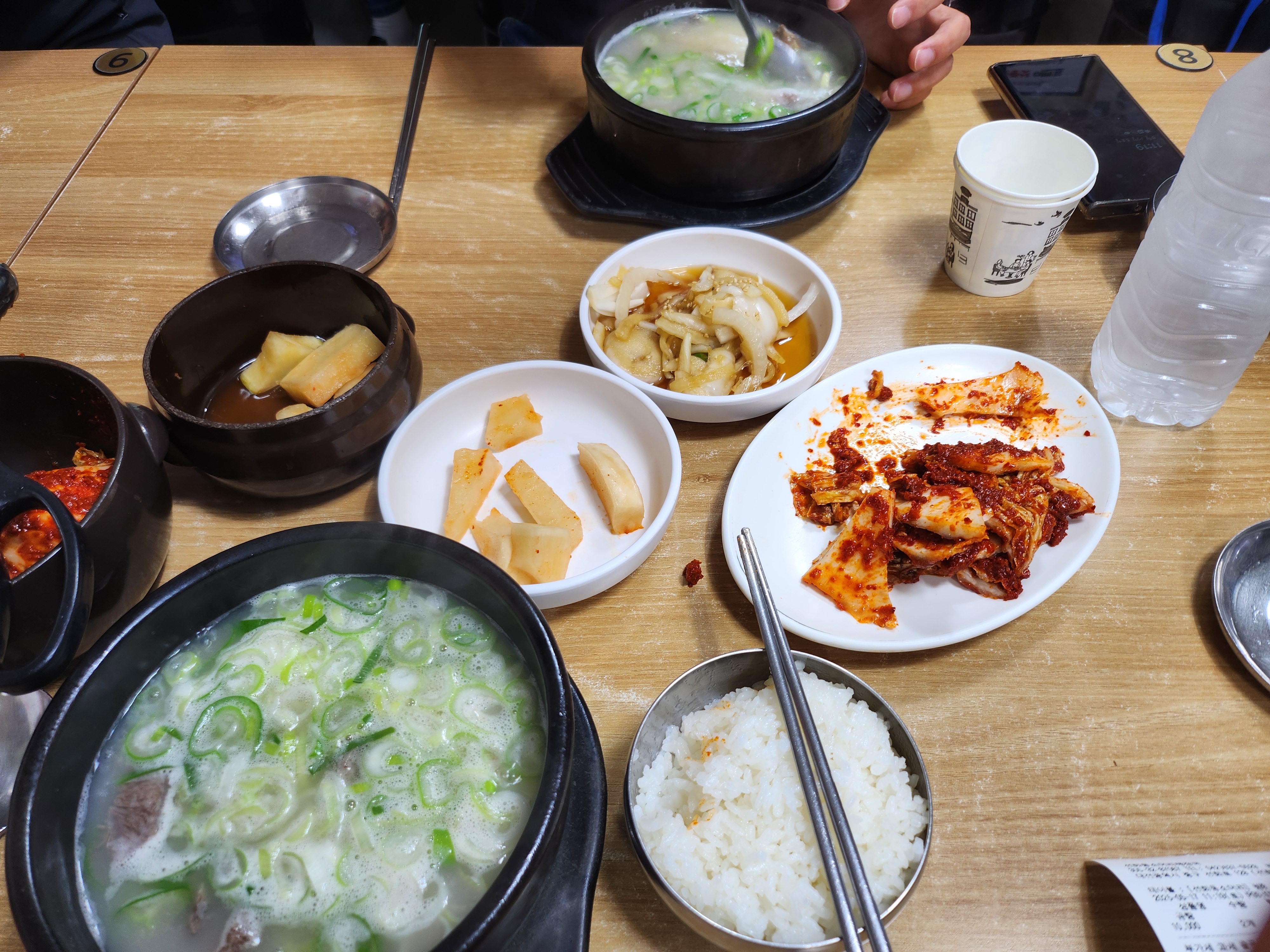 소문대로 김치가 엄청 맵지만 맛있어서 계속 먹게 돼요~ 다음엔 참치랑 마요네즈를 챙겨와야겠