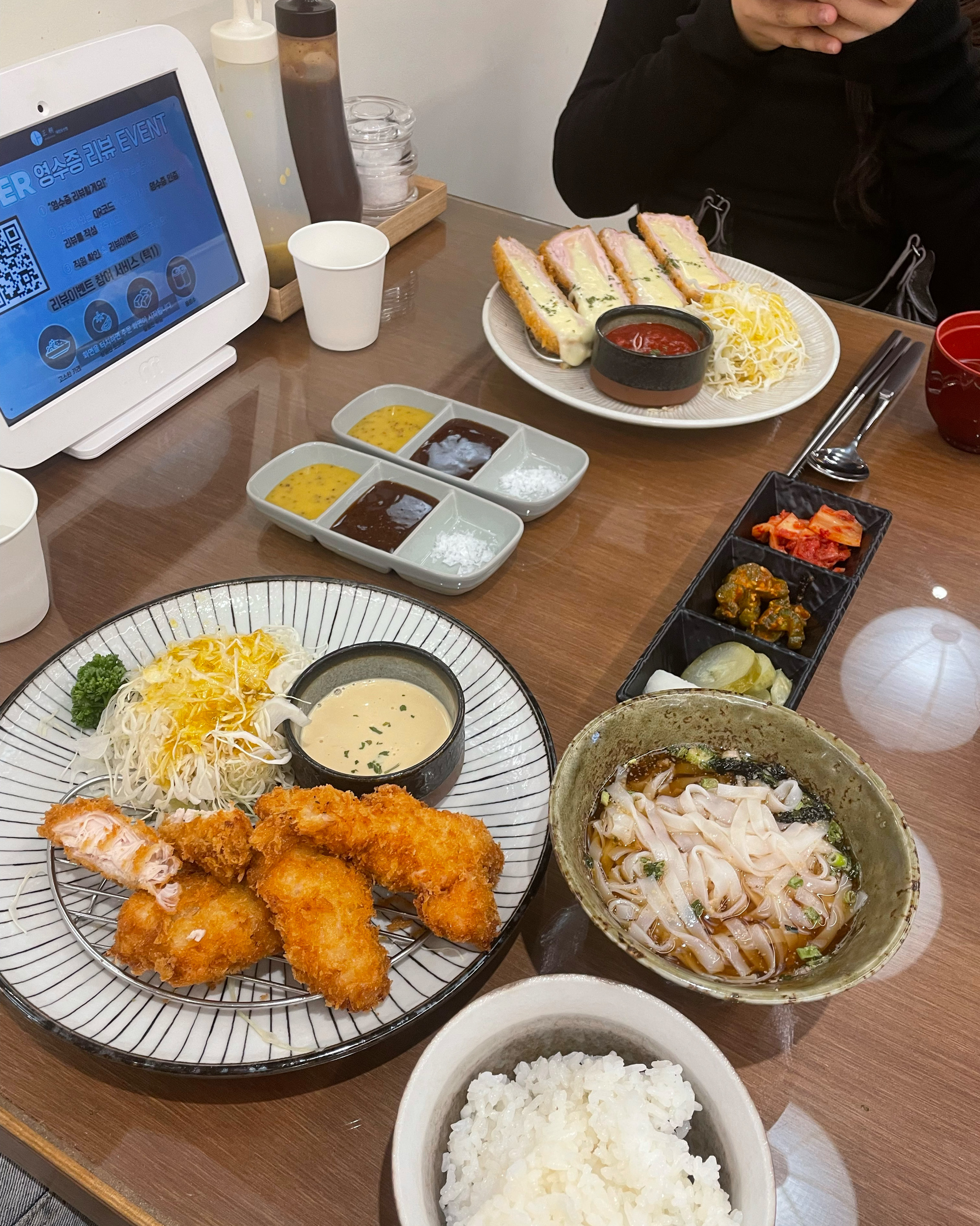 치즈카츠랑 사사미카츠 먹었는데 정말 맛있었습니당 직원분도 친절하시고 매장도 깔끔했어요 - 대전 맛집 정동 대전둔산점