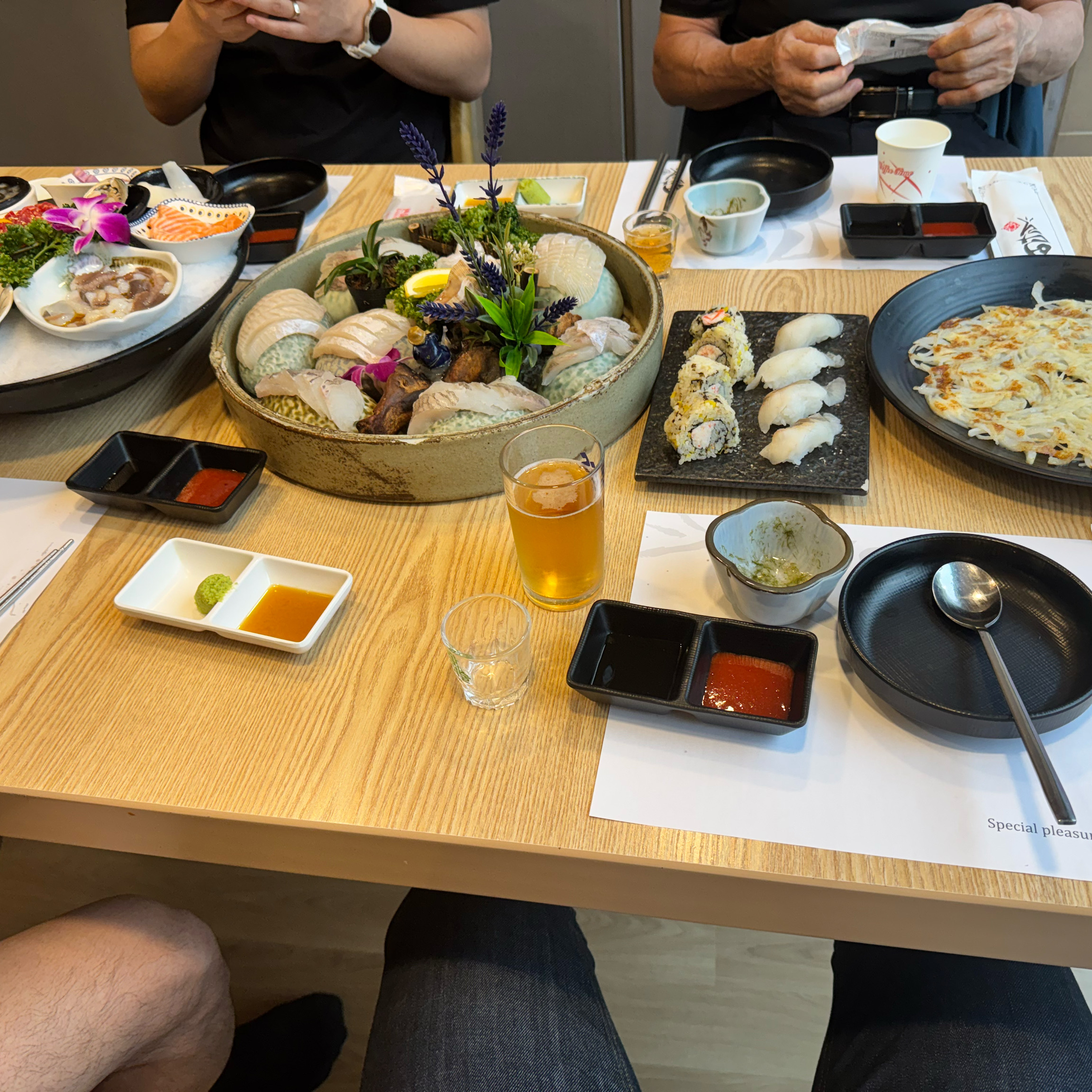 일단은 음식도 매우 신선하고 서비스도 좋고 친절하십니다. 모처럼 가족들과 배부르게 먹고 왔