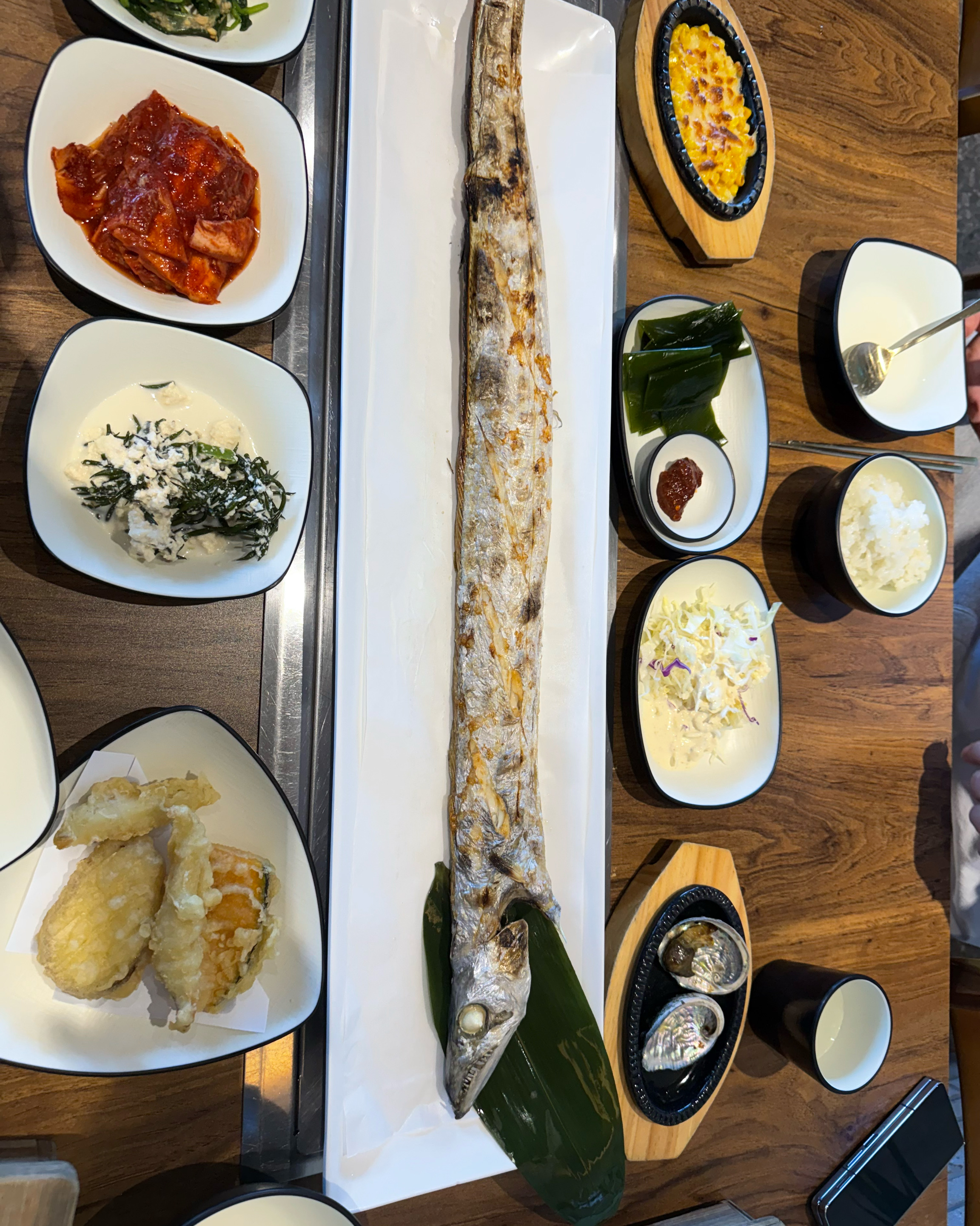 갈치조림이 다른곳과 무슨차이냐면 다른곳은 양념이 다 비슷합니다 하지만 but 여기 고추 무