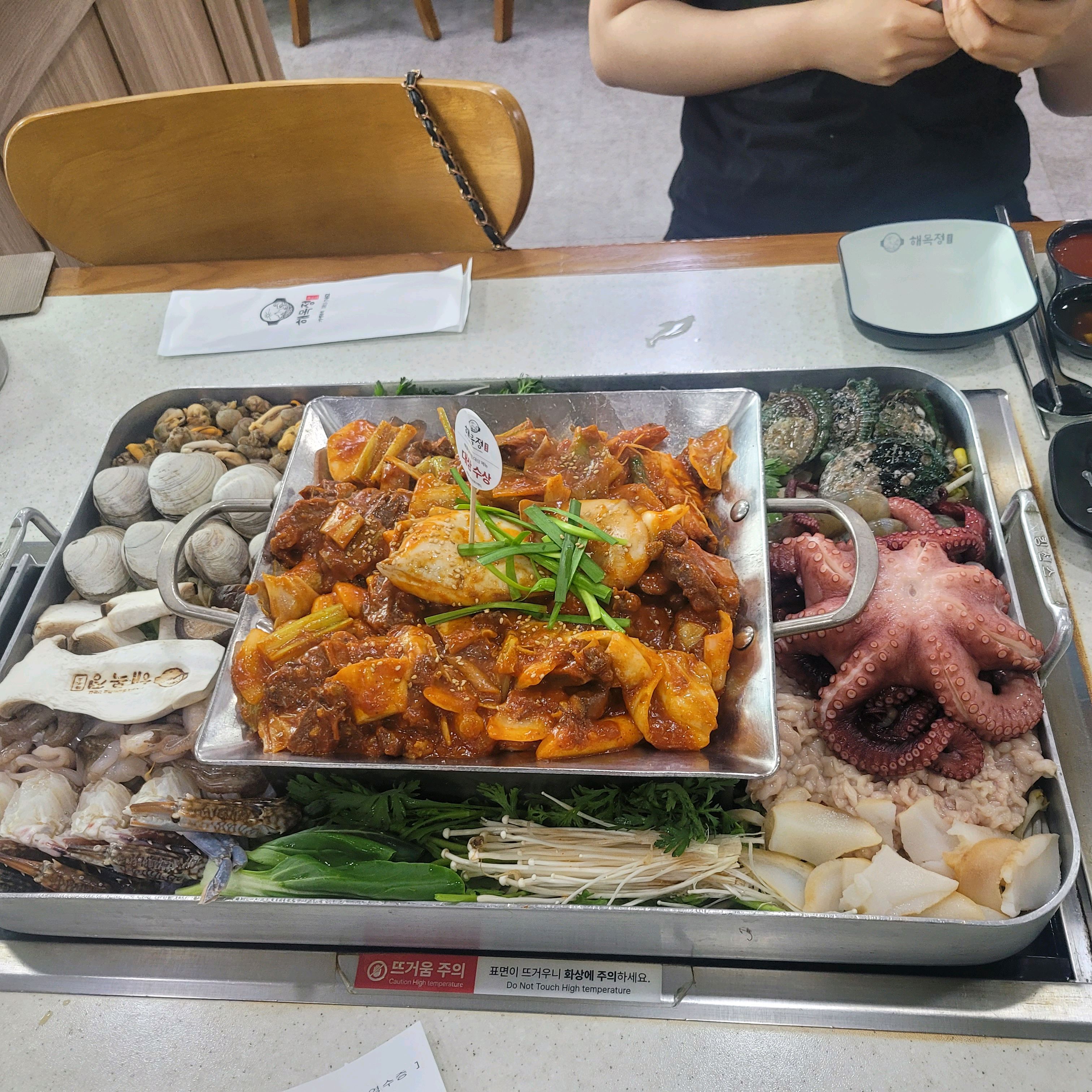 네이버로 맛집 검색하다 리뷰보고 왓는데 푸짐함에 꺔짝 놀랫습니다 오늘 보양 재대로 하고 갑