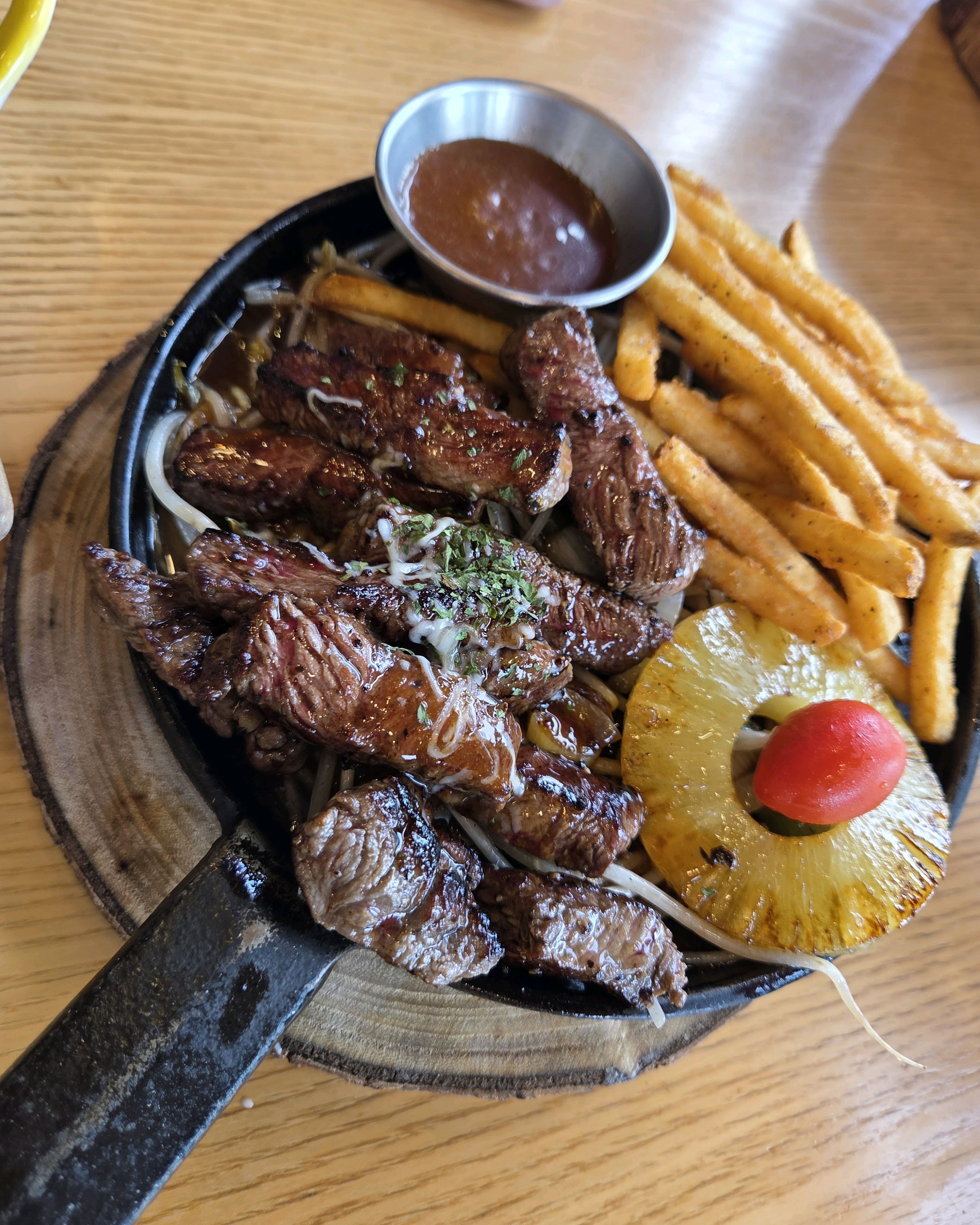 메뉴가 다 맛있어요.올때마다 머먹을지 고민되요 리뷰이벤트 감자튀김 양많이주시네요 - 아바이마을 맛집 상남자스테이크 엑스포점