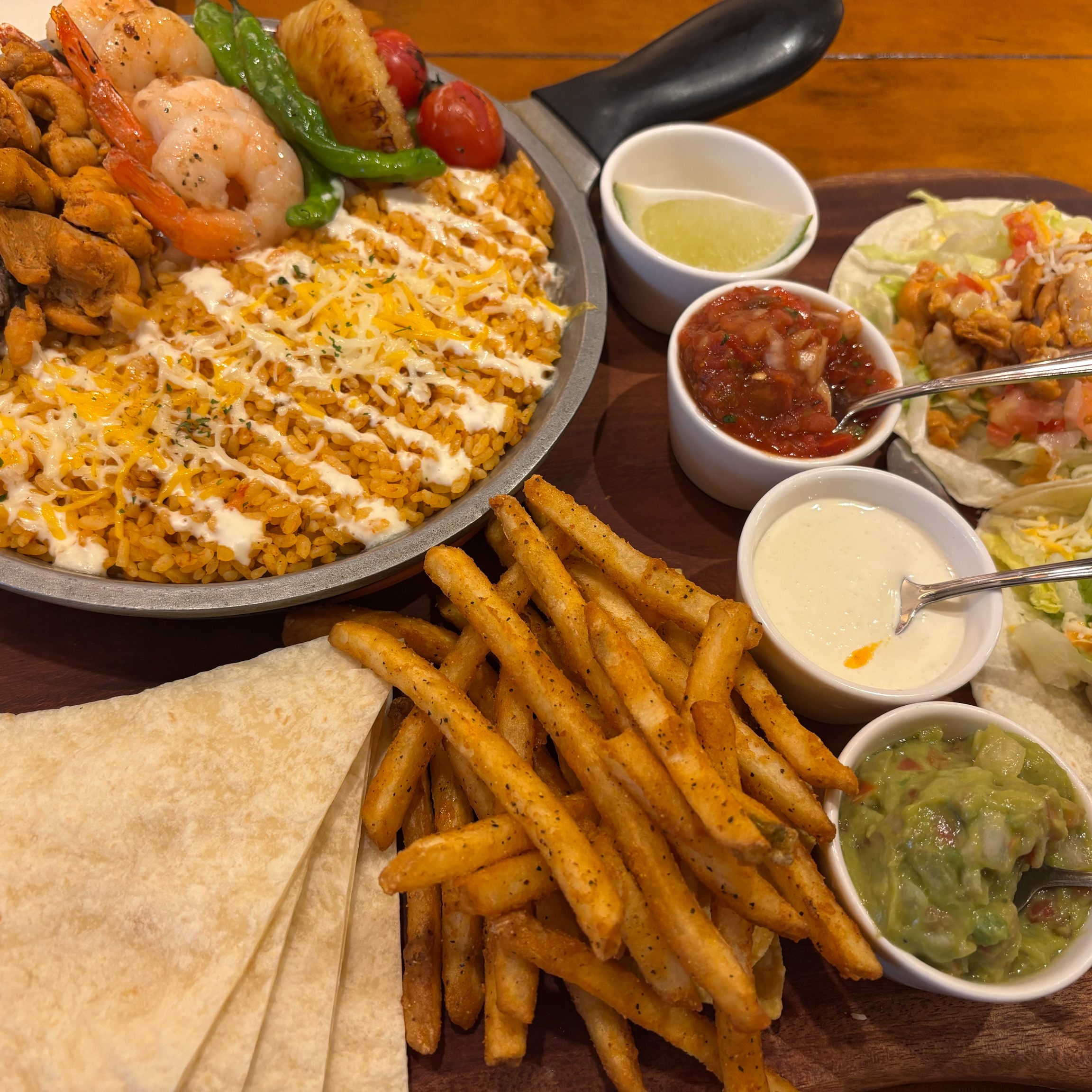 점심시간 좀 늦게 오면 주말엔 웨이팅 있을정도로 유명한 맛집이에요! 저렴한 가격에 맛있게